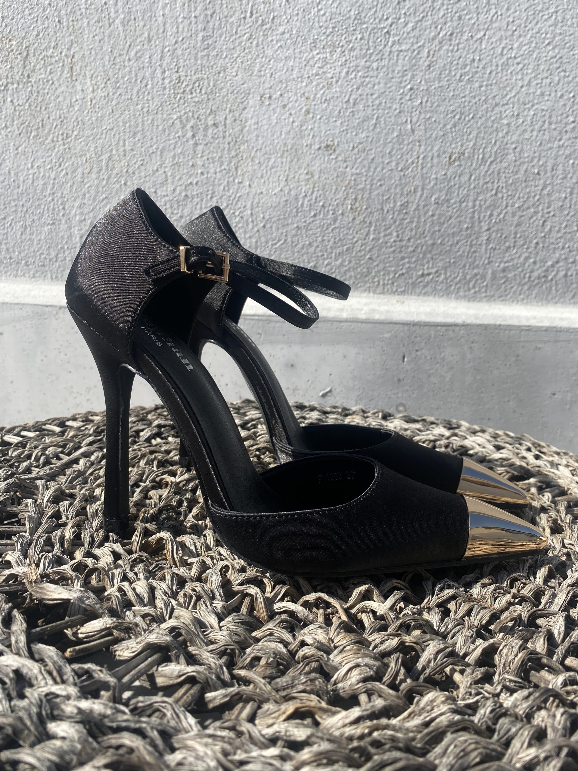 Decollete Punta Metallo Cinturino - Nero