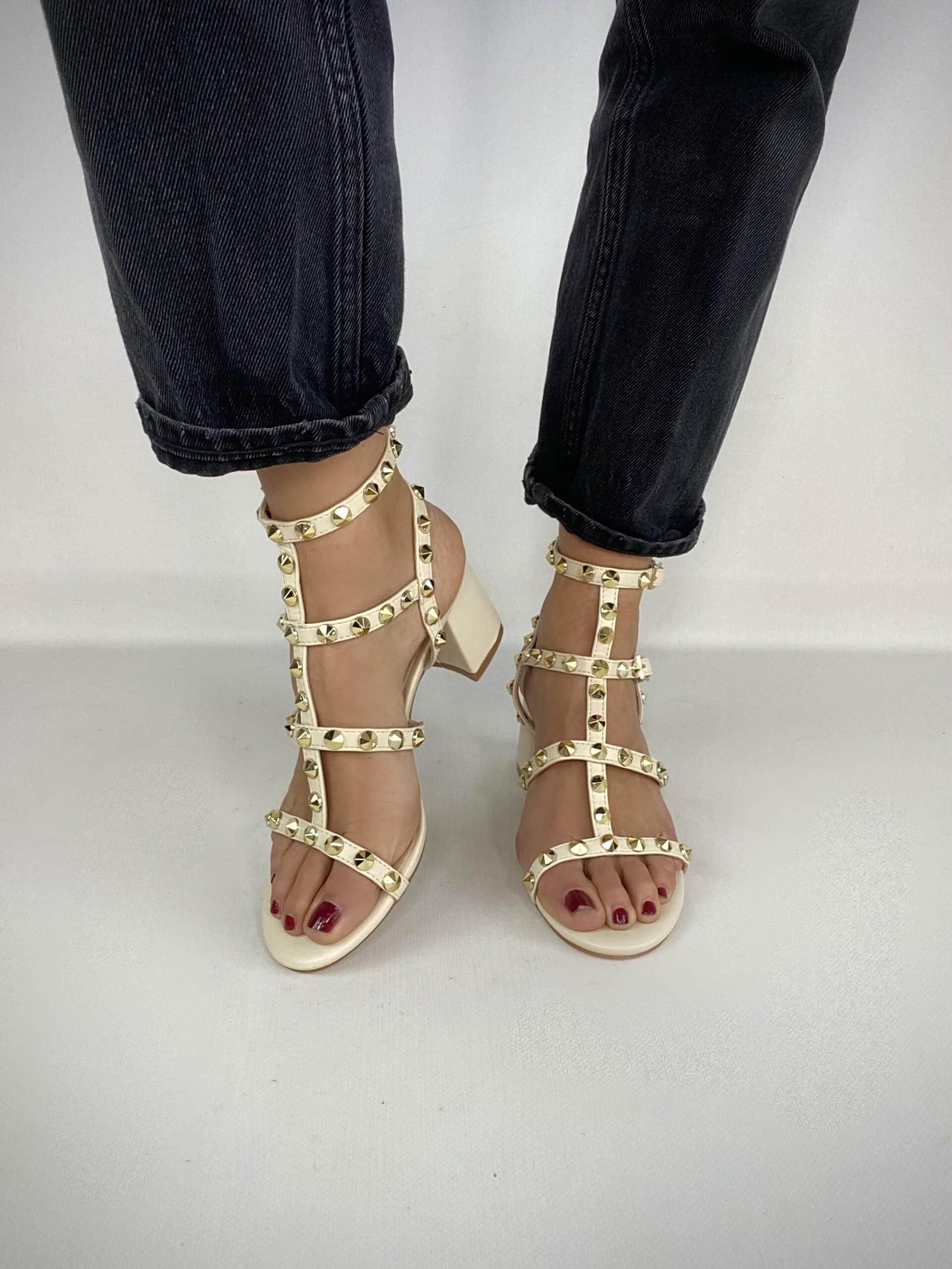 Sandali Studs con Tacco Comodo e Borchie - Beige