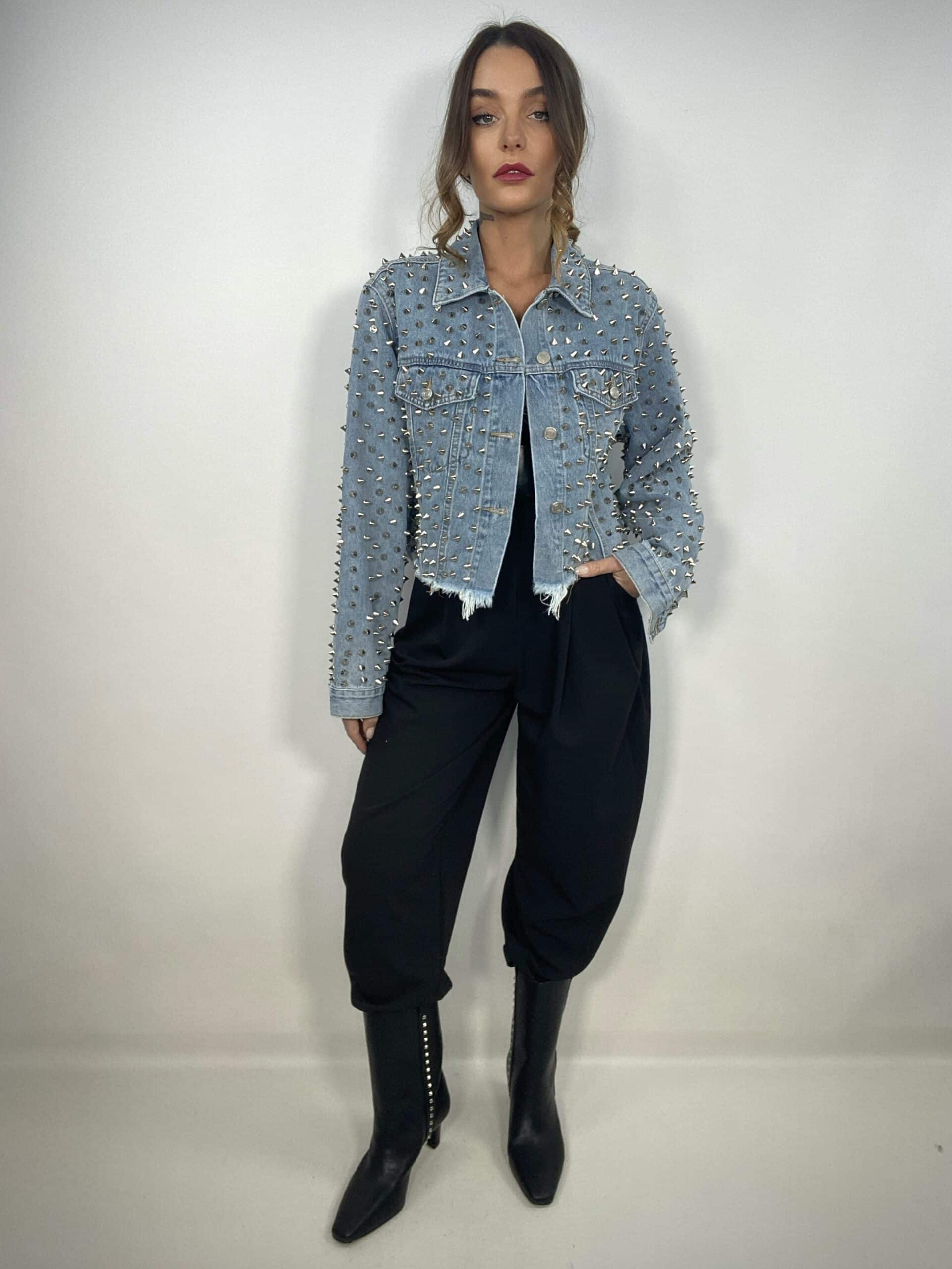 Giacca Jeans Cropped con Borchie - Denim Chiaro.