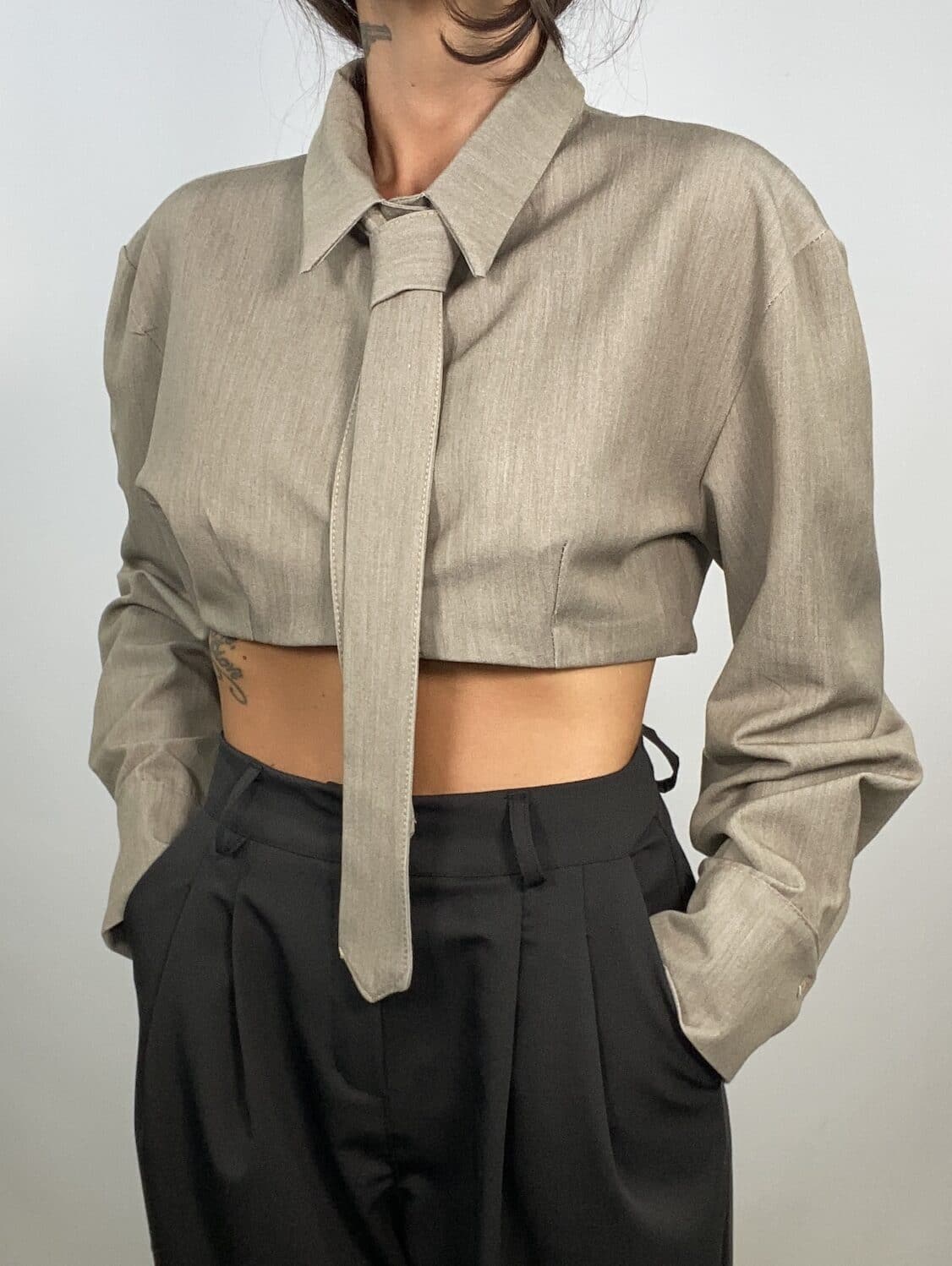 Camicia Crop con Cravatta - Beige