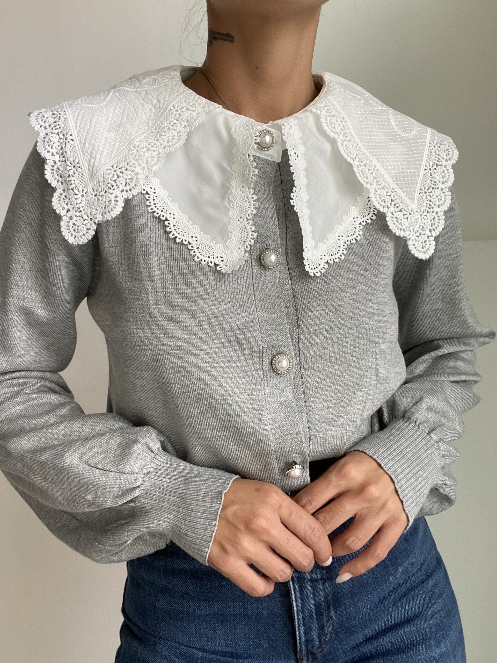 Cardigan Colletto Pizzo Bottoni Gioiello- Grigio