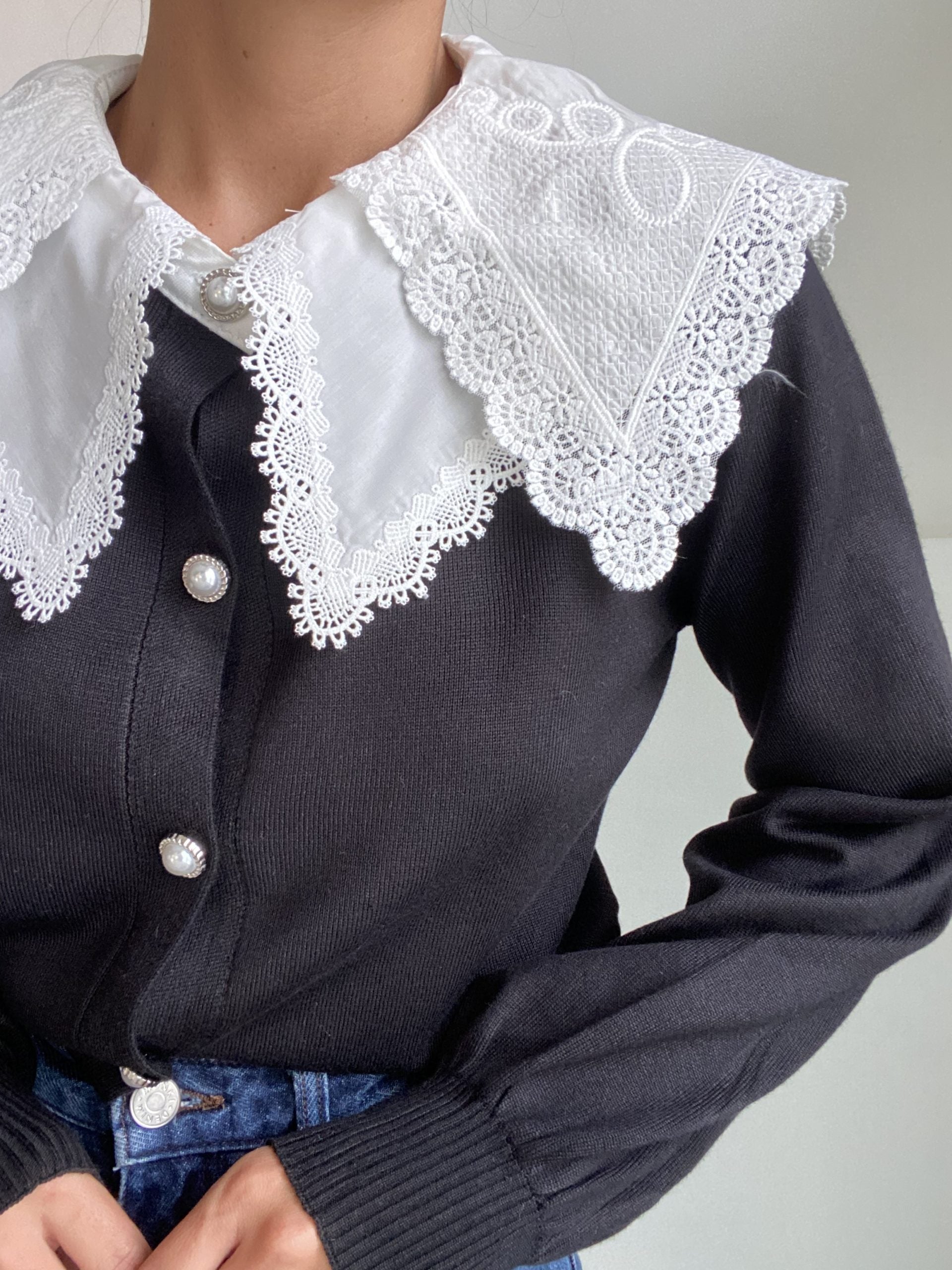 Cardigan Colletto in Pizzo Bottoni Gioiello- Nero