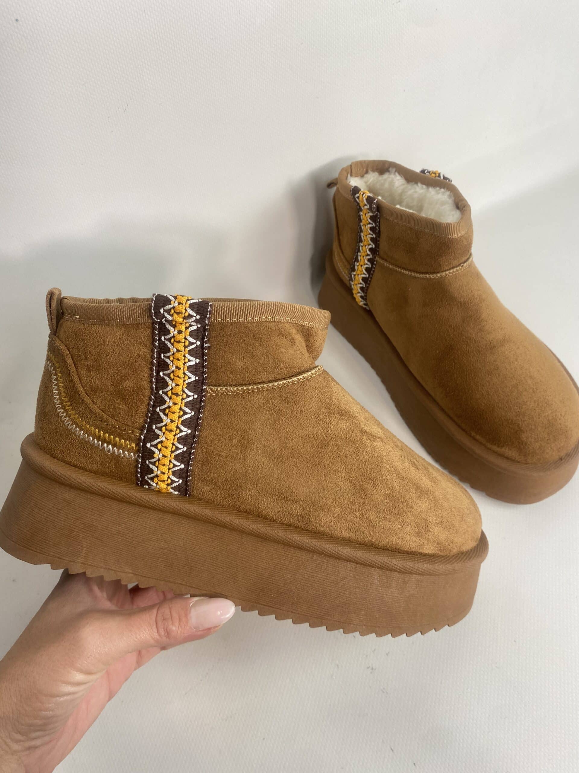 Stivaletti Bassi con Platform e Pelo - Cammello / Ricamo Marrone
