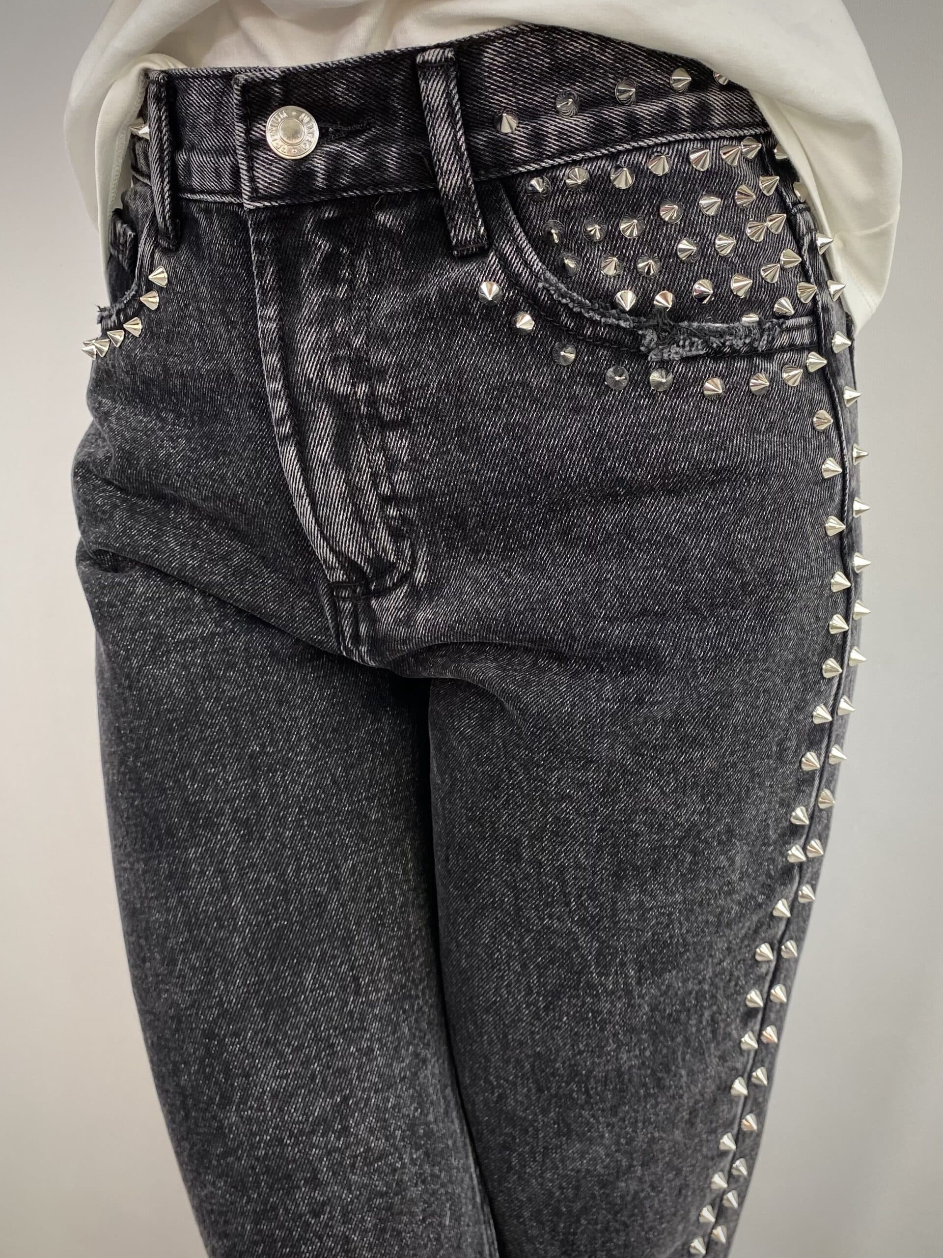 Jeans Straight con Borchie e Strappi  - Nero Slavato