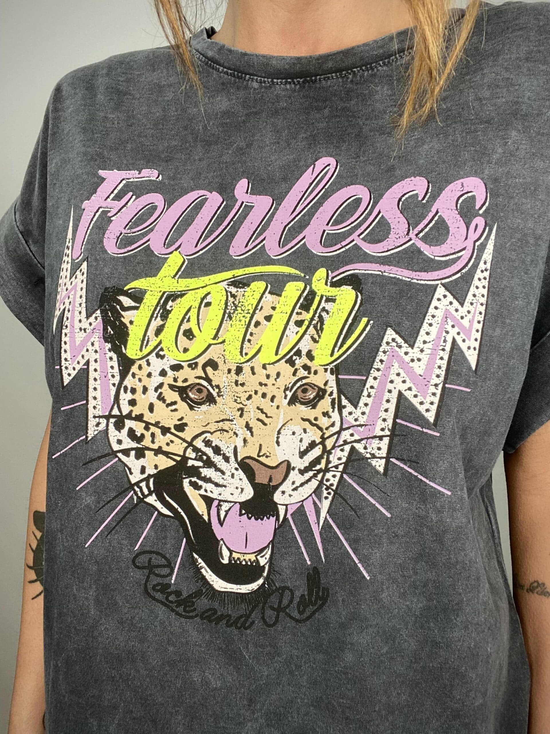 T-shirt Acid Wash Oversize - Leopardo - Fearless Tour