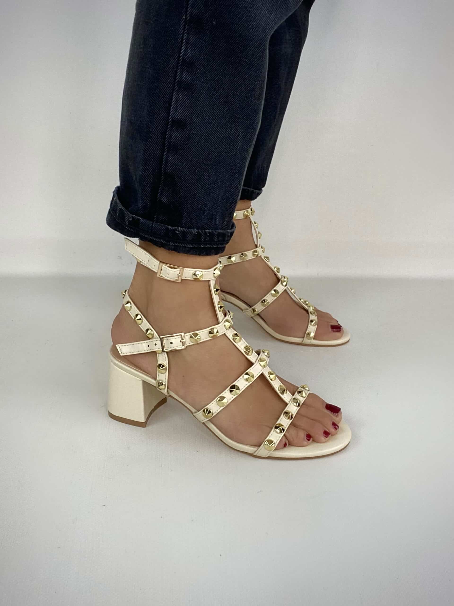 Sandali Studs con Tacco Comodo e Borchie - Beige