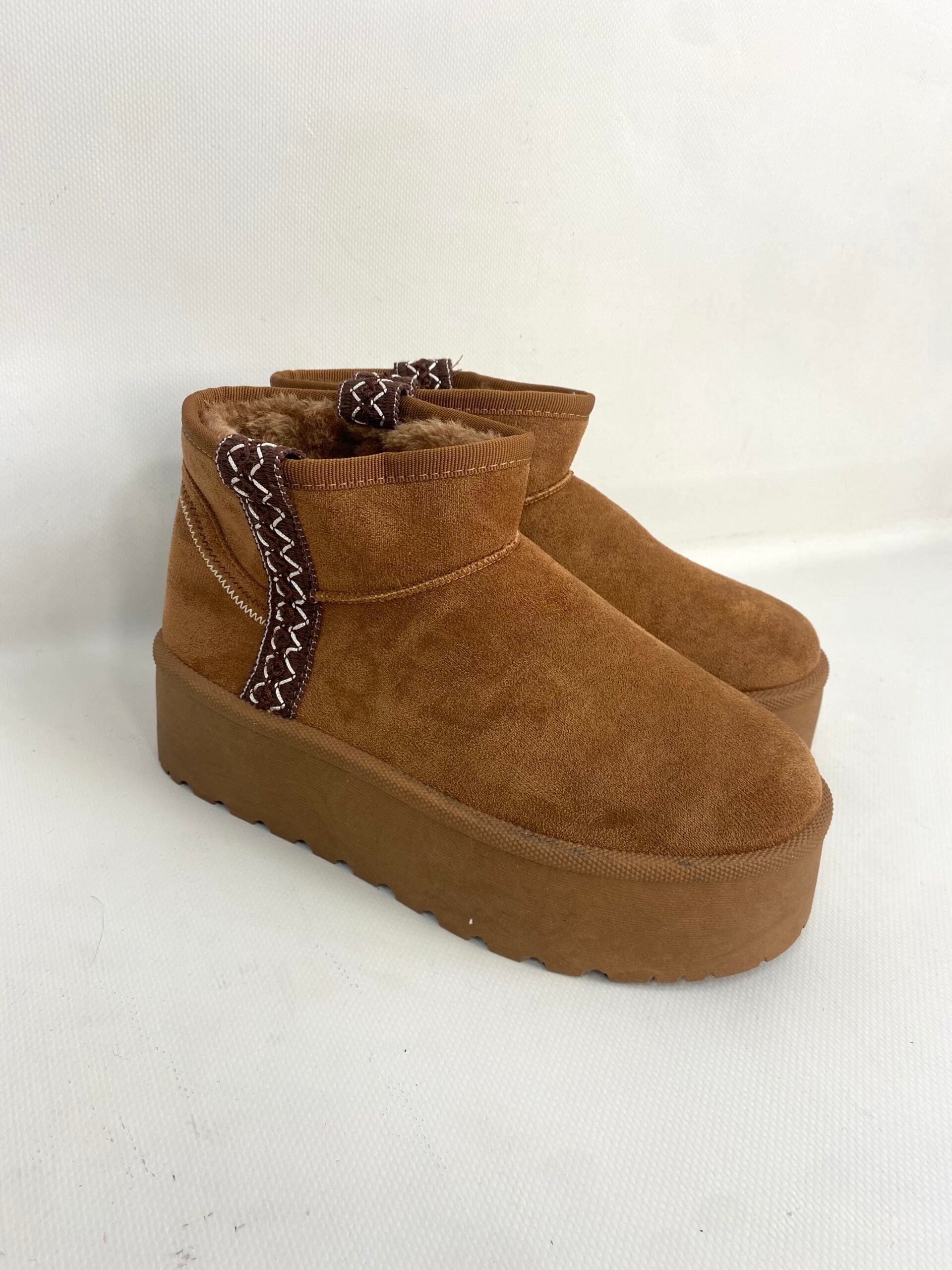New Stivaletti Bassi con Platform e Pelo - Cammello / Ricamo Marrone