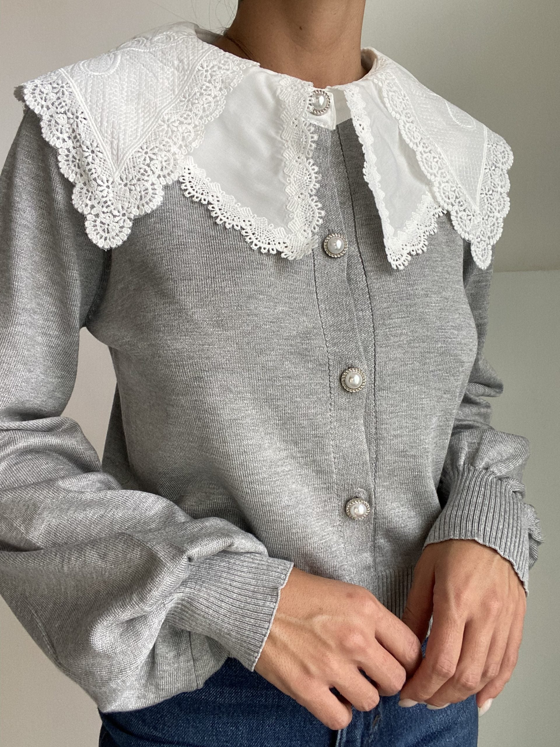 Cardigan Colletto Pizzo Bottoni Gioiello- Grigio