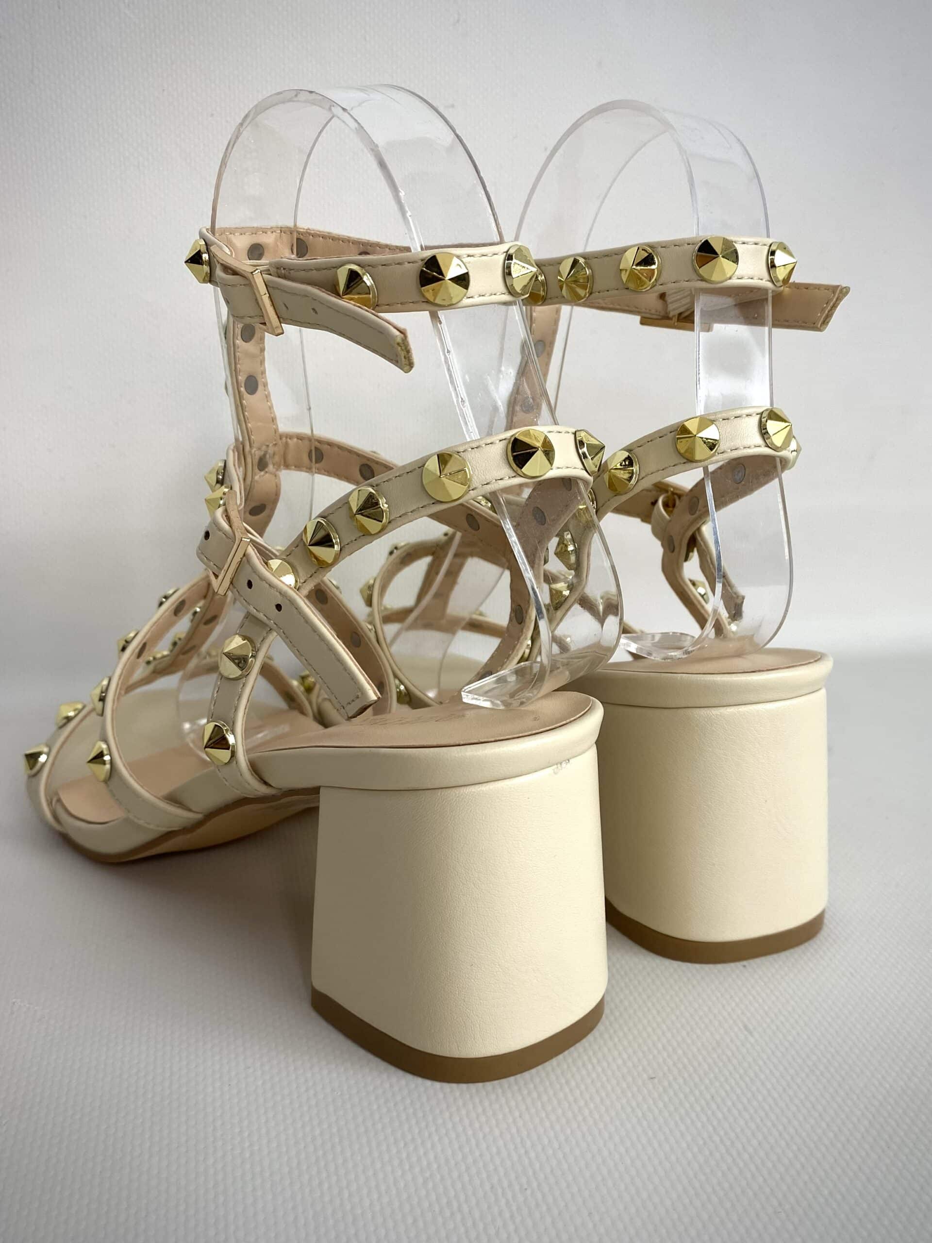 Sandali Studs con Tacco Comodo e Borchie - Beige