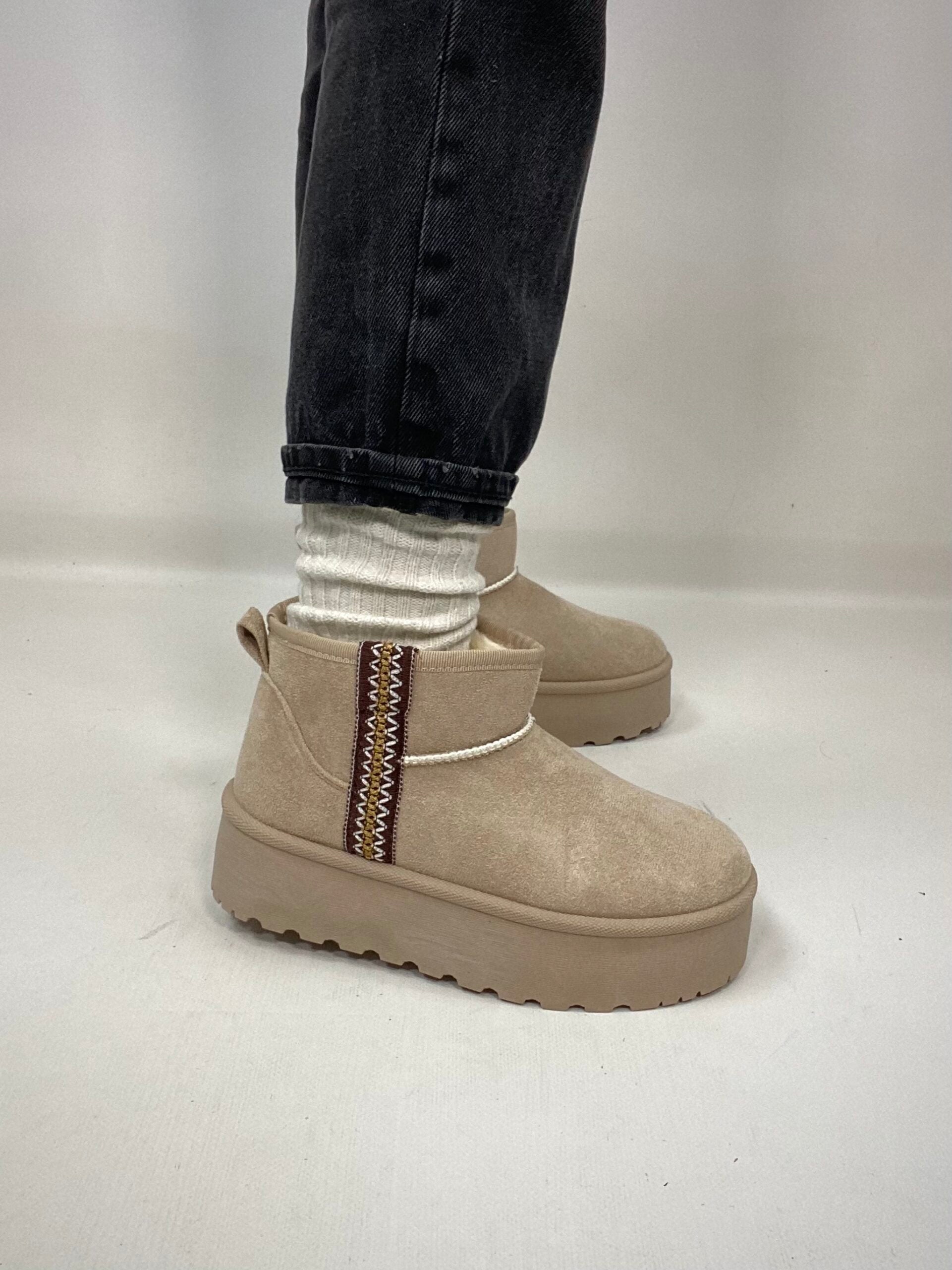 Stivaletti Bassi con Platform e Pelo - Beige / Ricamo Marrone ( Pelliccia Bianca)