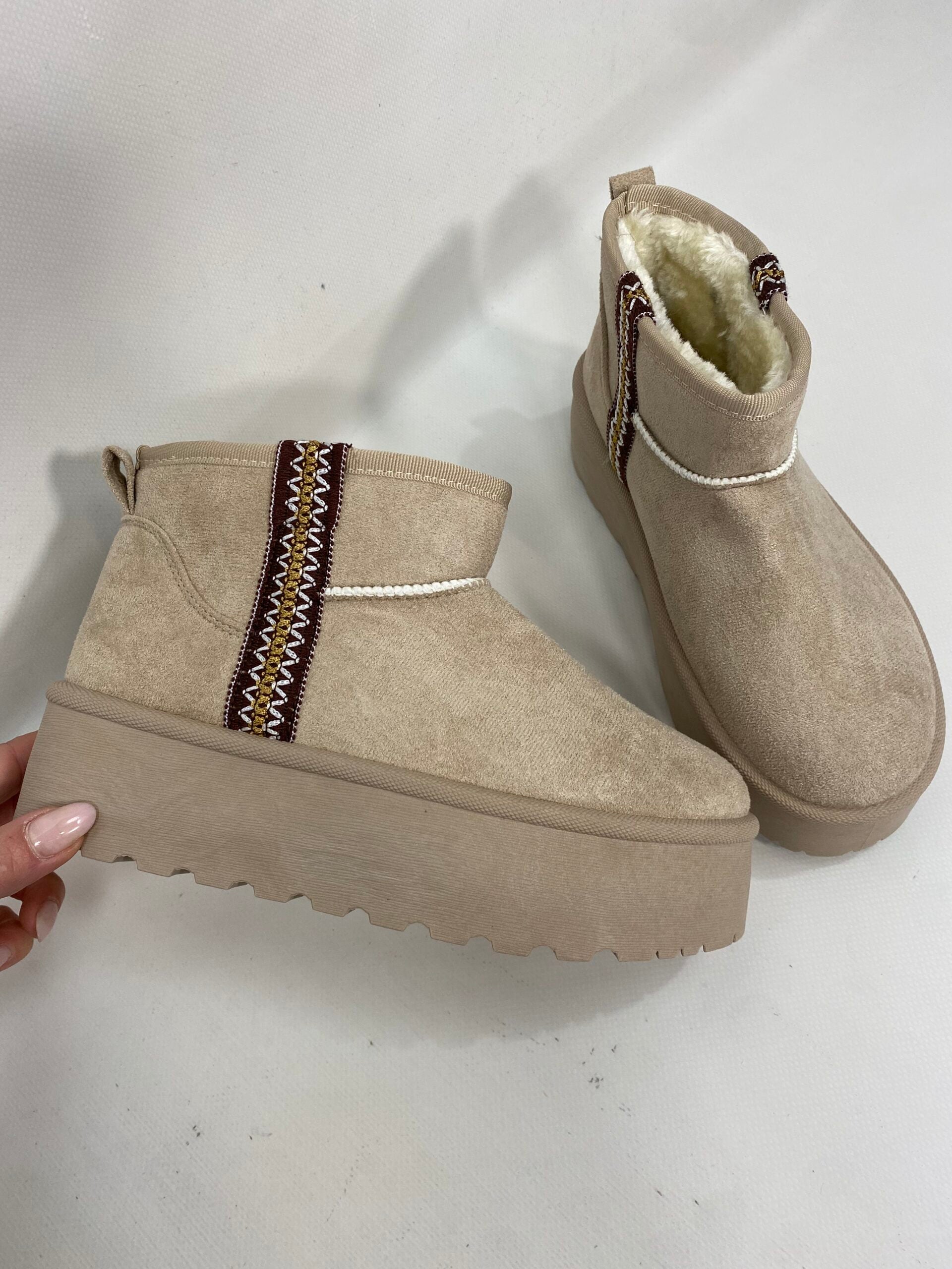 Stivaletti Bassi con Platform e Pelo - Beige / Ricamo Marrone ( Pelliccia Bianca)