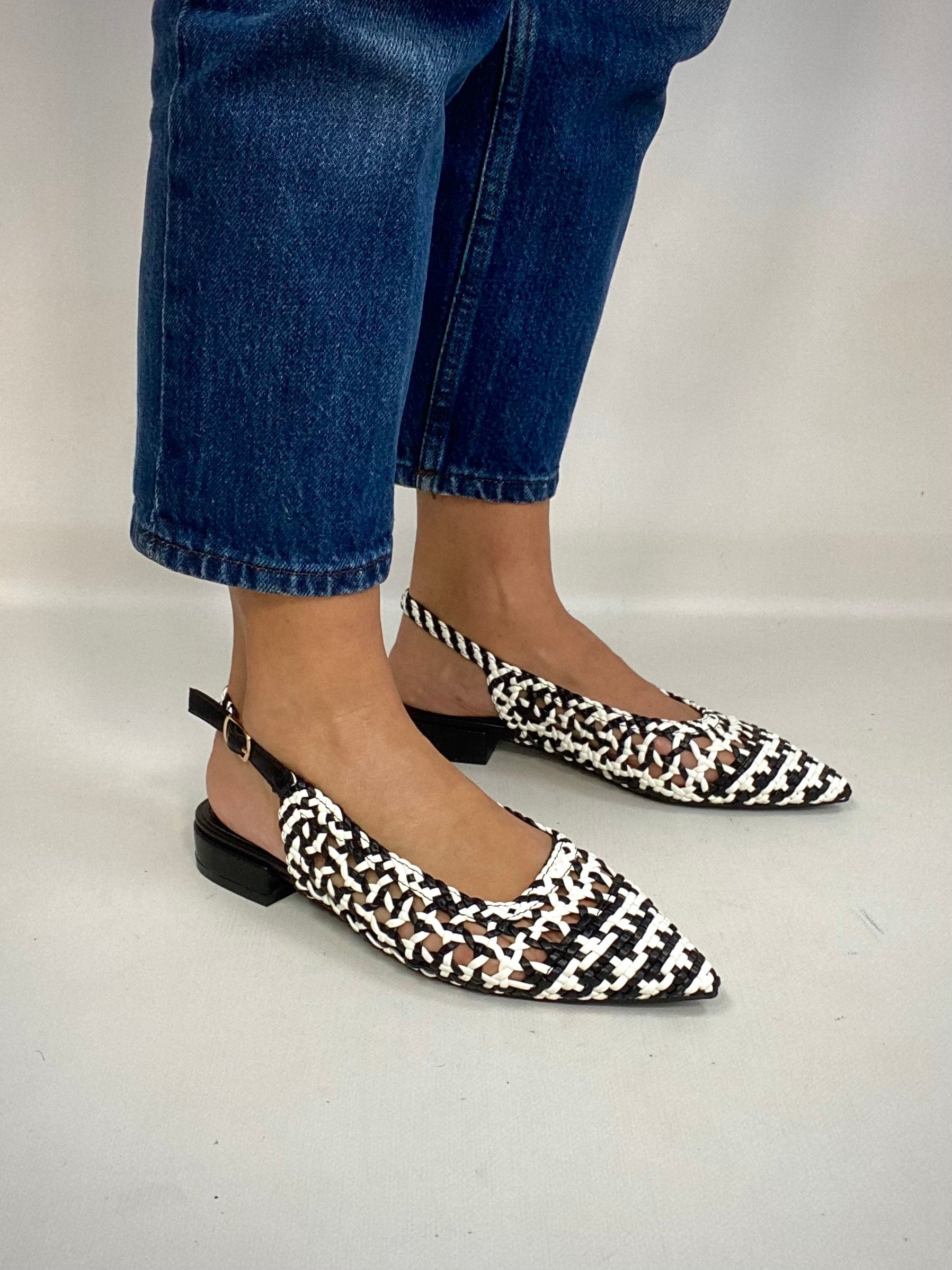 Slingback Flat Rafia - Bianco / Nero