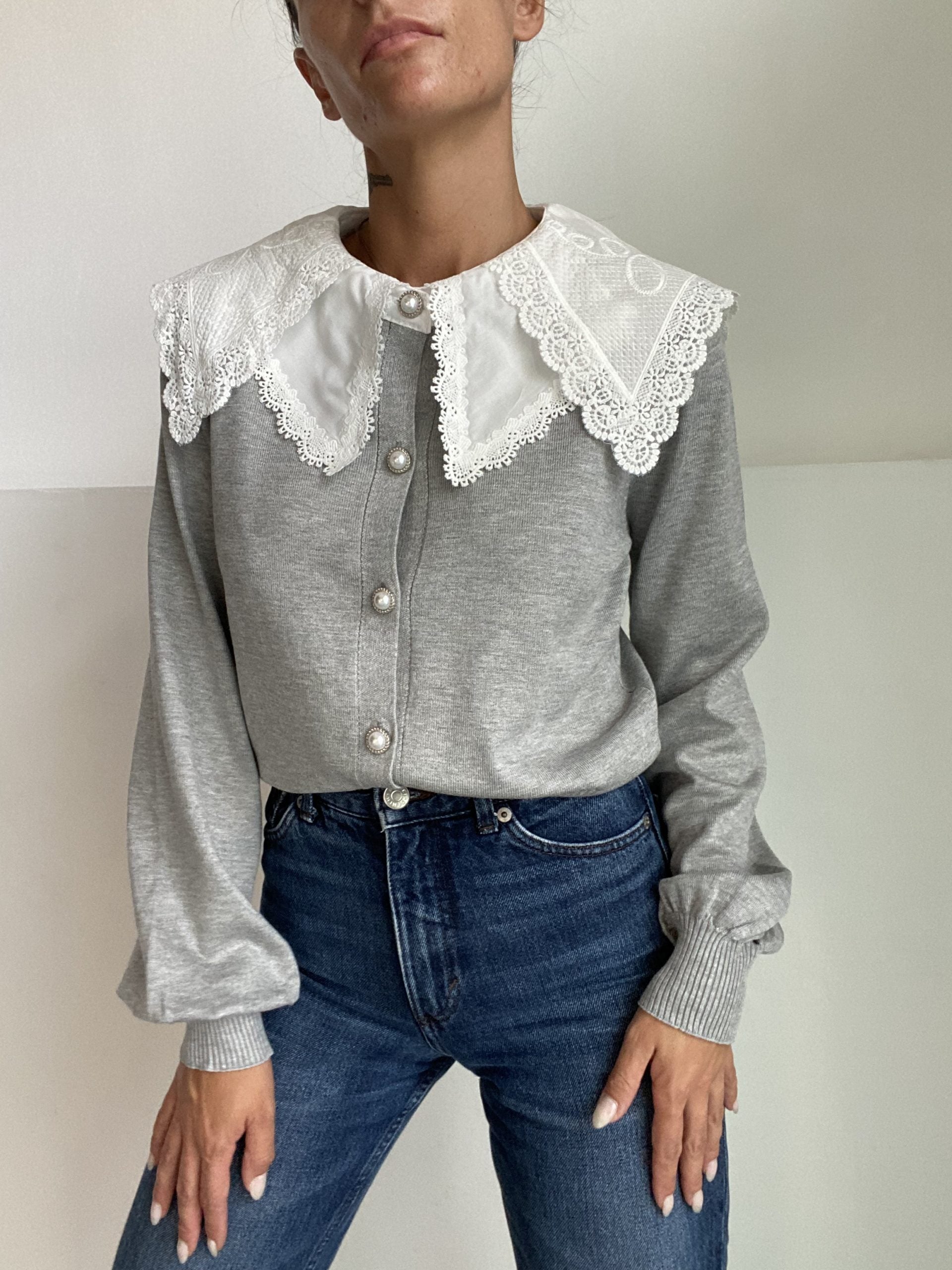 Cardigan Colletto Pizzo Bottoni Gioiello- Grigio