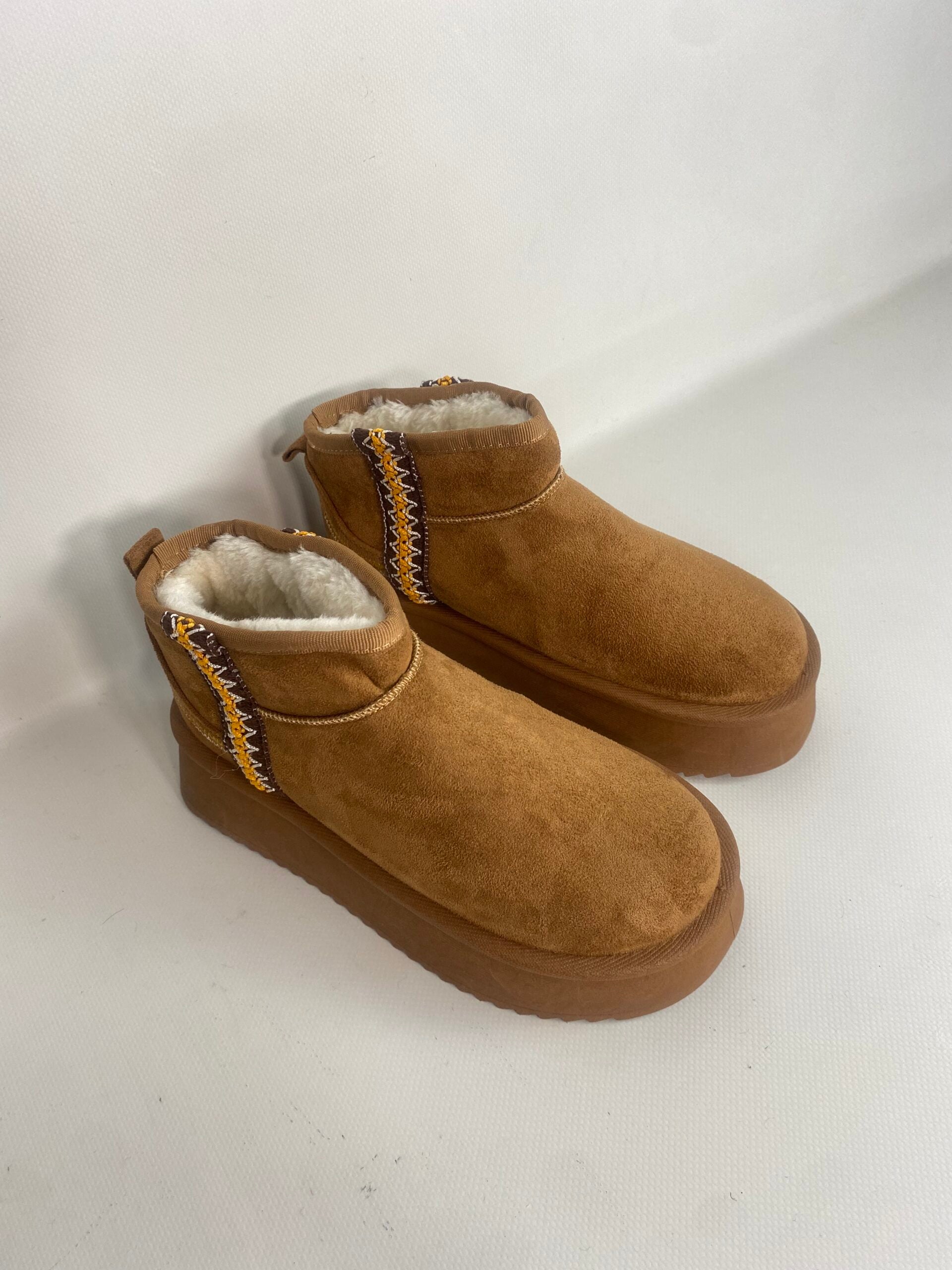 Stivaletti Bassi con Platform e Pelo - Cammello / Ricamo Marrone