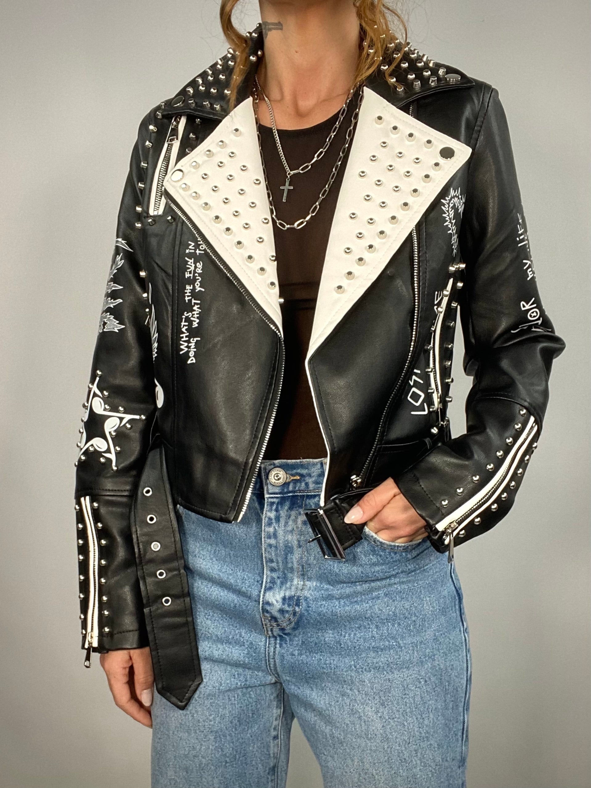 Chiodo Crop con Borchie e Text - Nero / Bianco