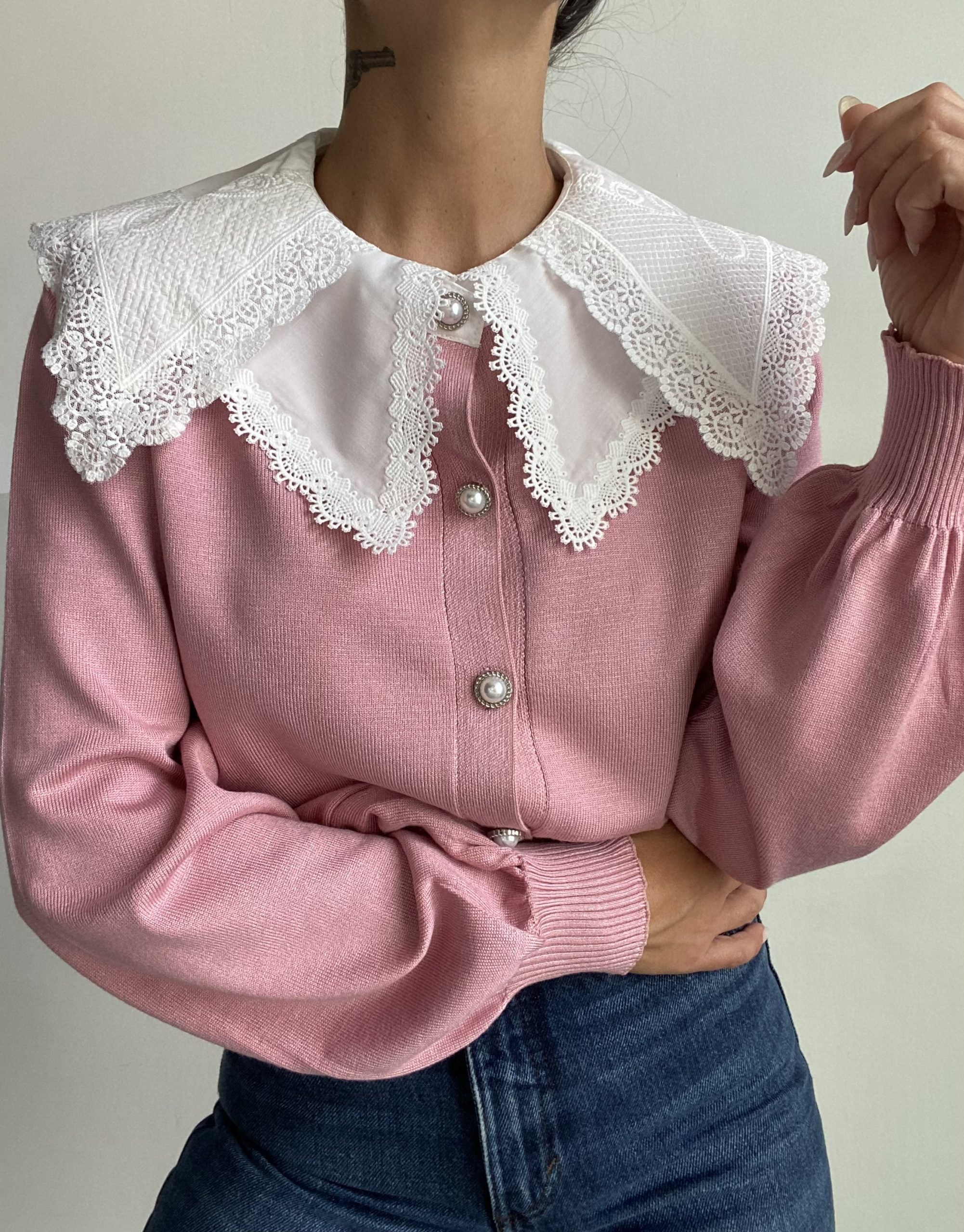 Cardigan Colletto Pizzo Bottoni Gioiello- Rosa