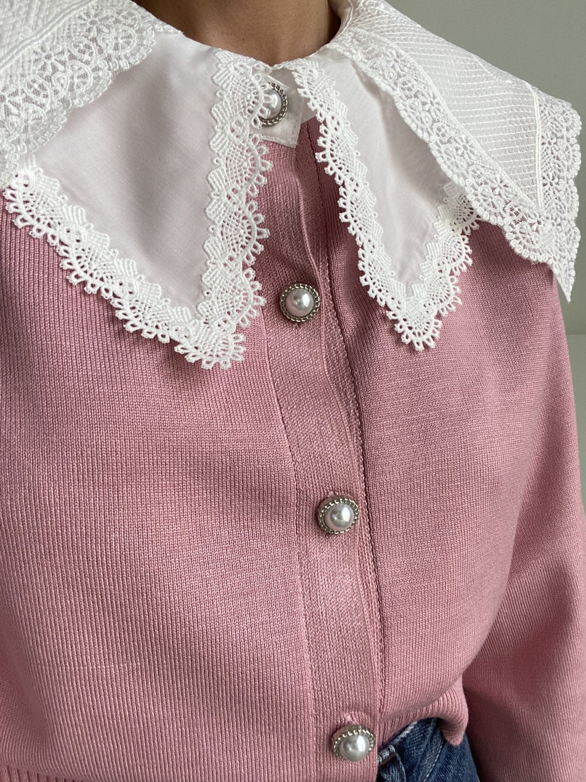 Cardigan Colletto Pizzo Bottoni Gioiello- Rosa