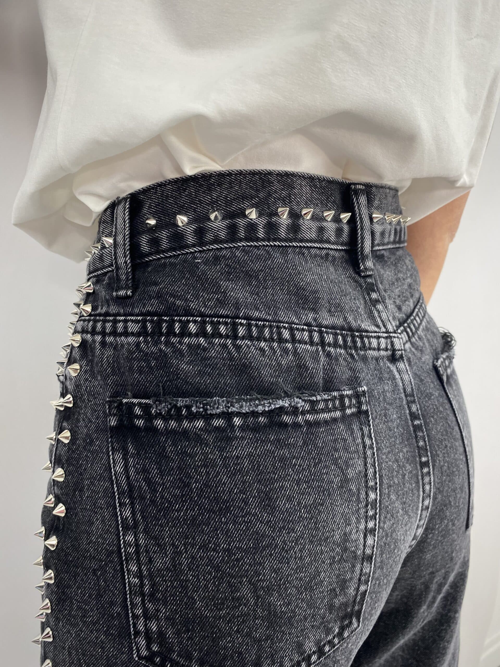 Jeans Straight con Borchie e Strappi  - Nero Slavato