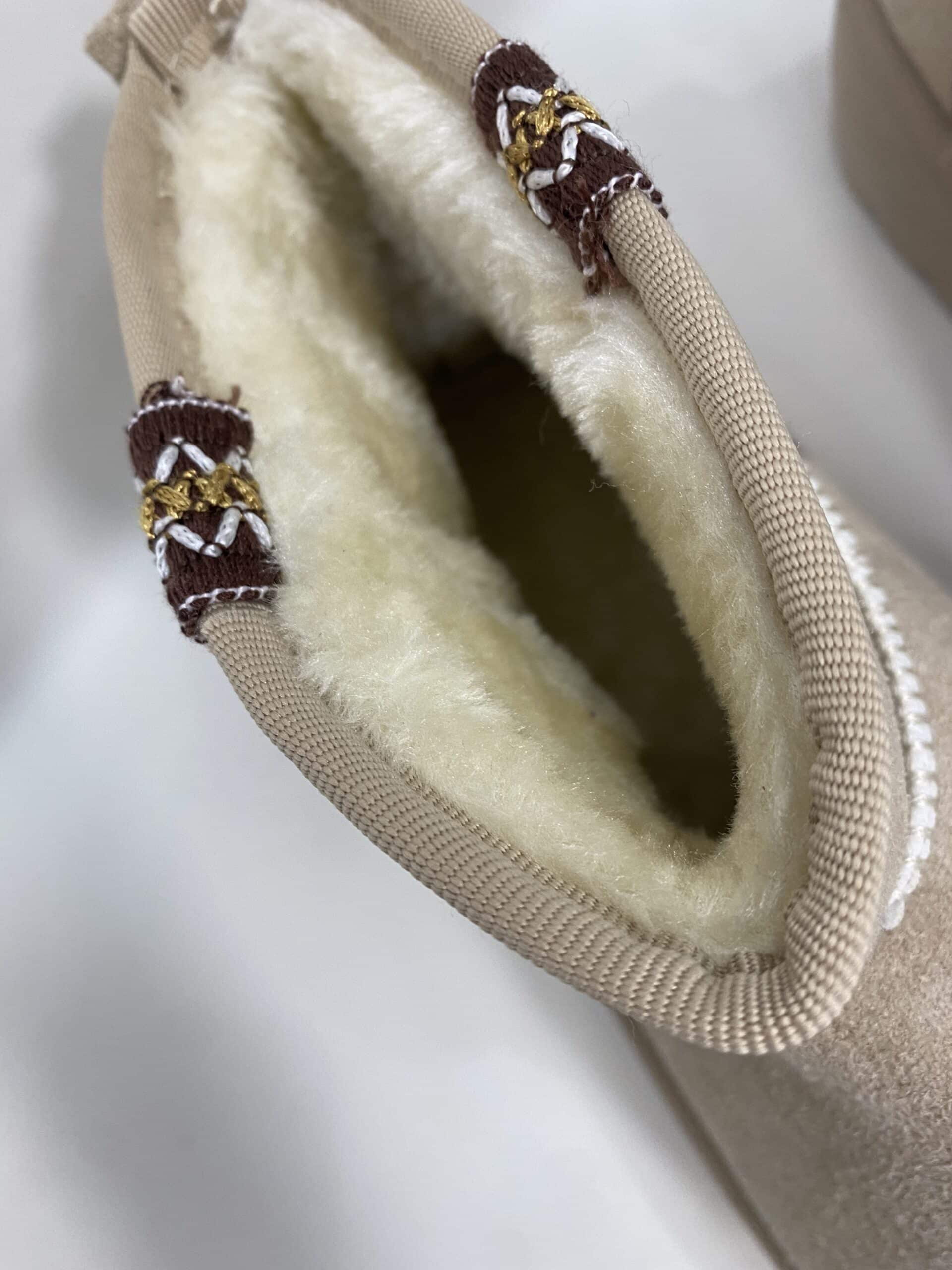 Stivaletti Bassi con Platform e Pelo - Beige / Ricamo Marrone ( Pelliccia Bianca)