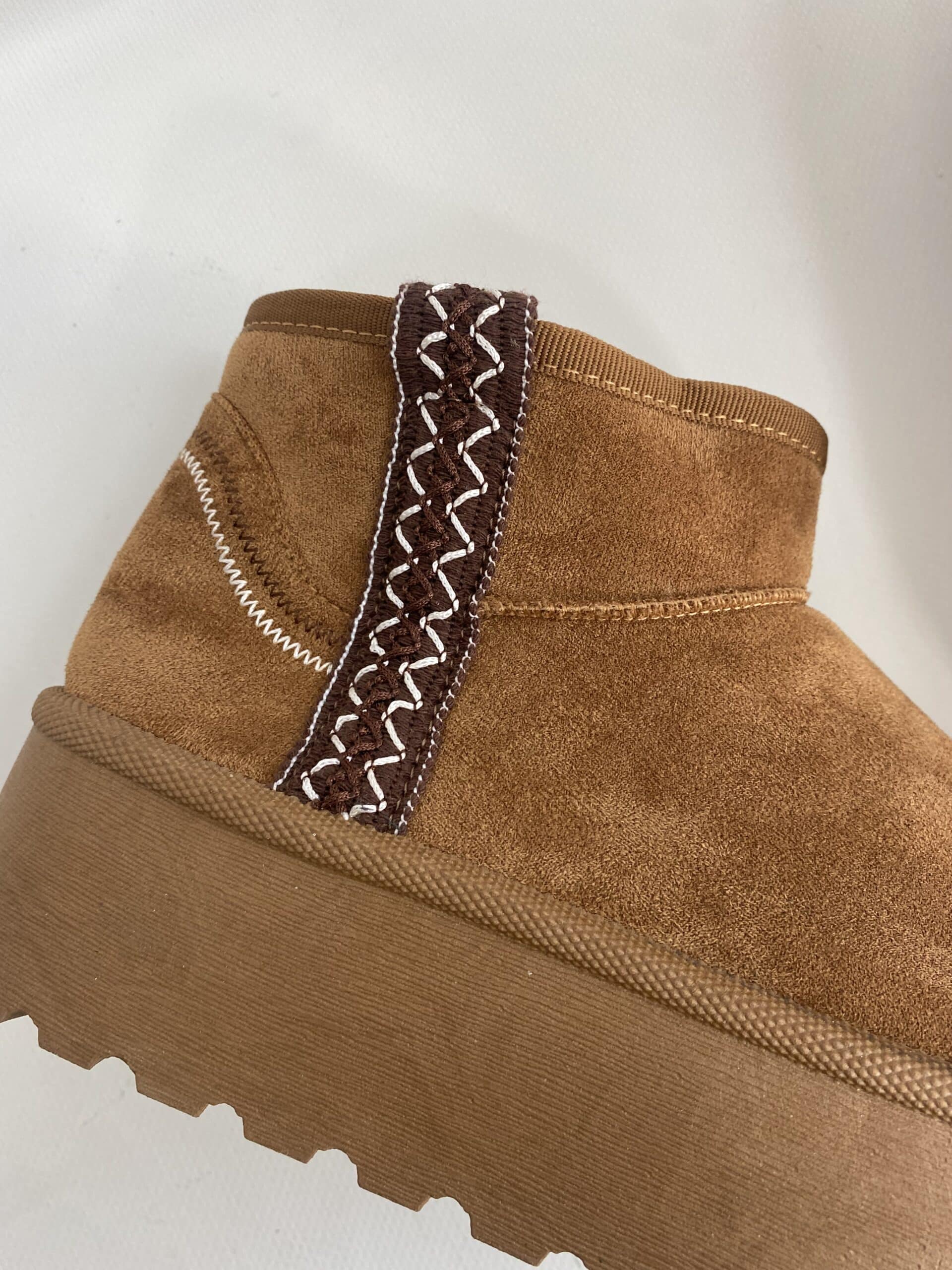 New Stivaletti Bassi con Platform e Pelo - Cammello / Ricamo Marrone