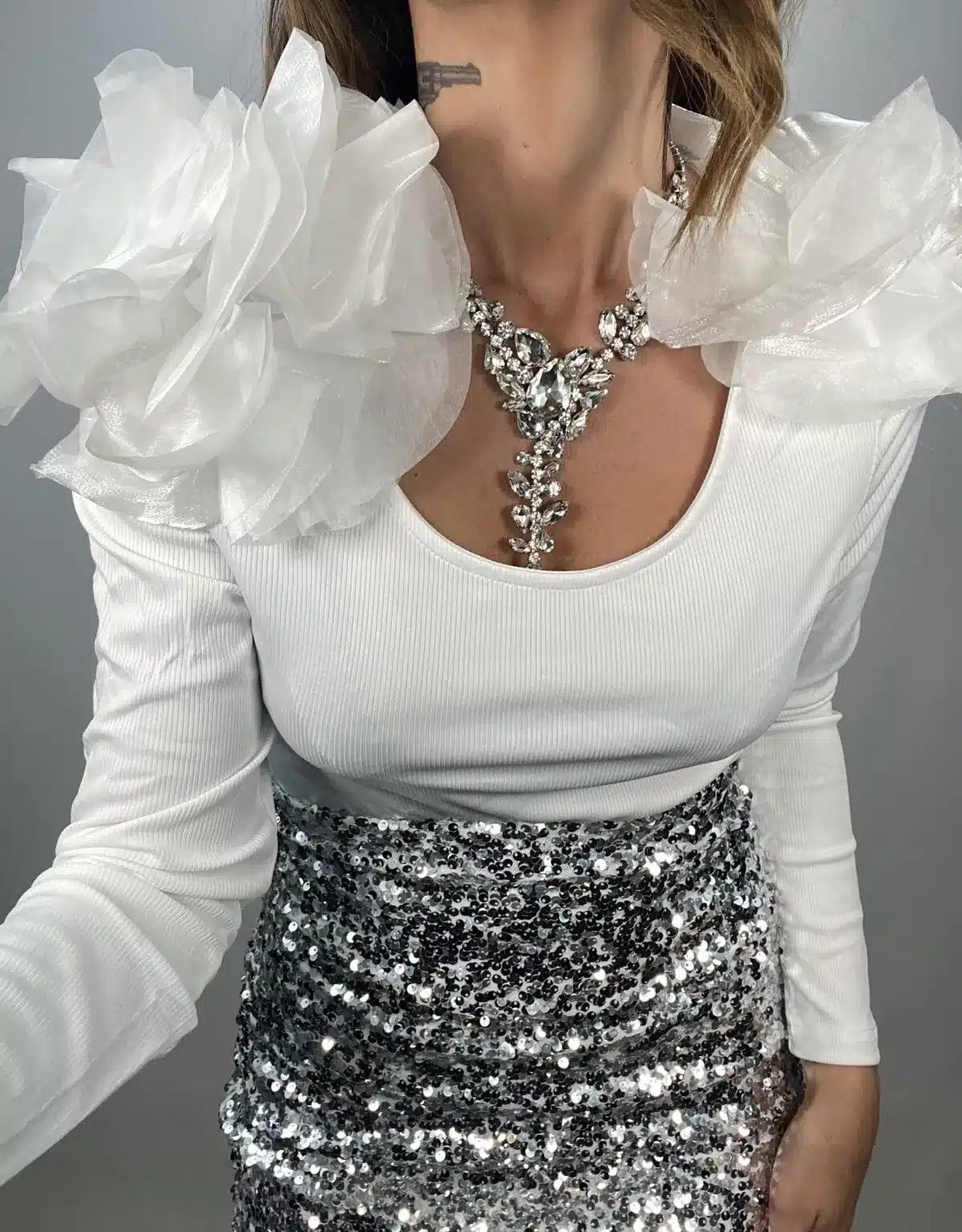 Crop Top con Fiori sulle Spalle - Bianco.