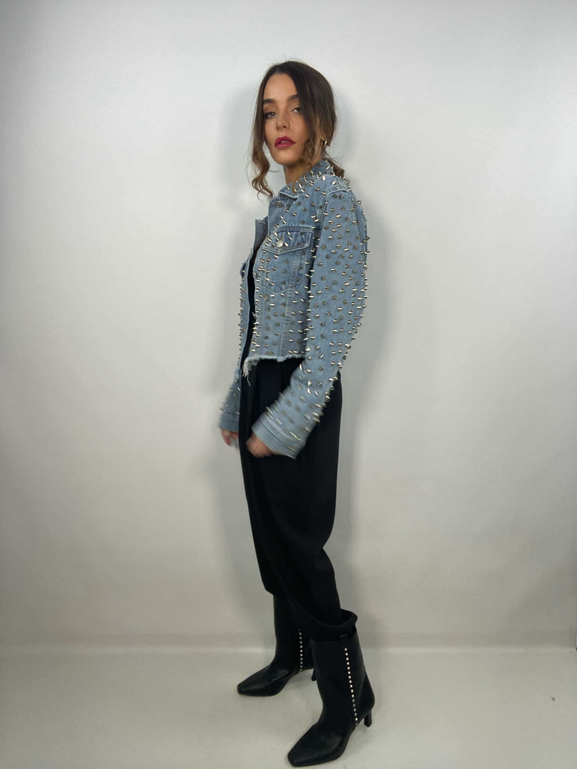 Giacca Jeans Cropped con Borchie - Denim Chiaro.