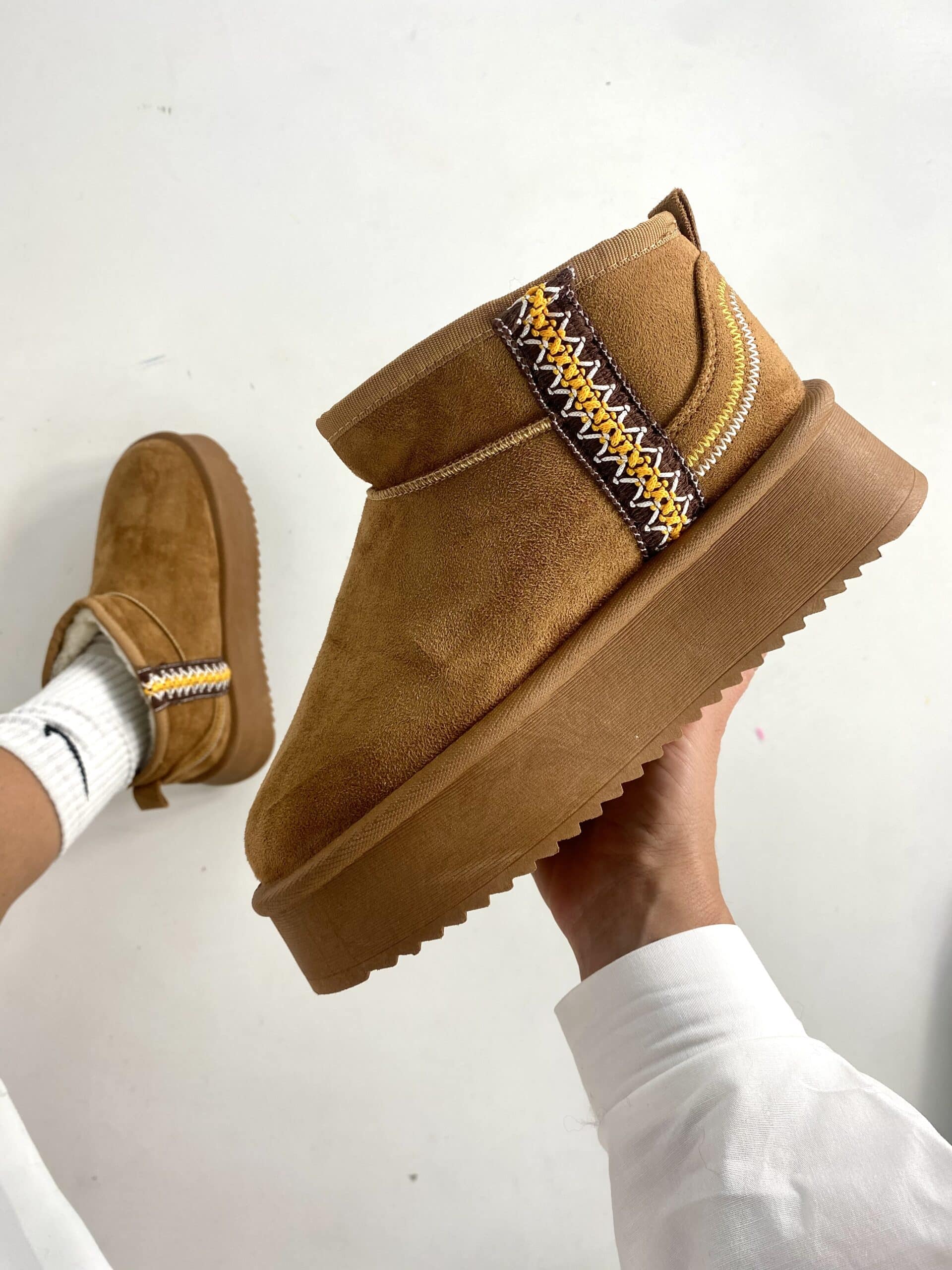Stivaletti Bassi con Platform e Pelo - Cammello / Ricamo Marrone