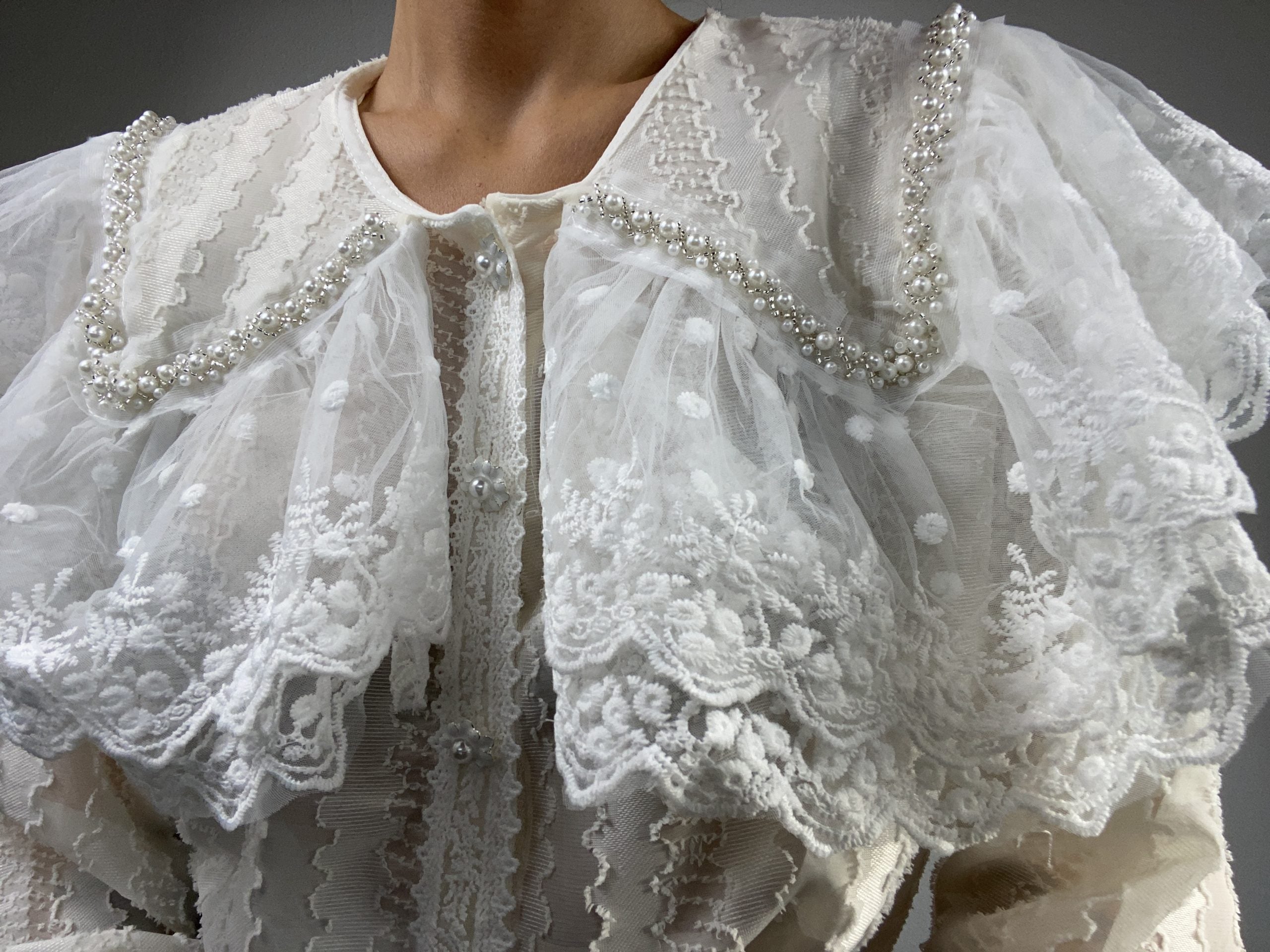 Camicia Vittoriana Maxi Colletto Bottoni Gioiello - Bianco / Panna