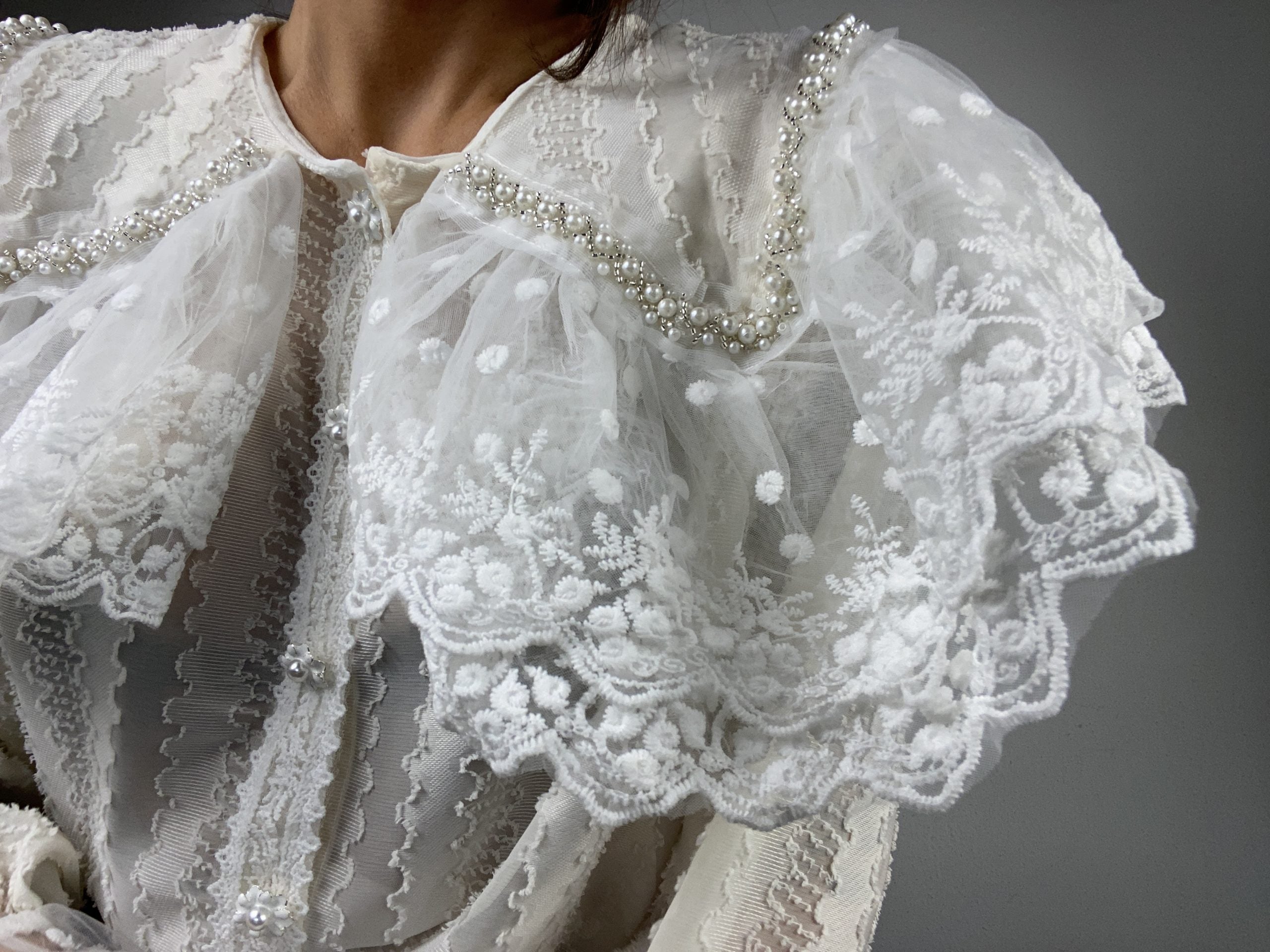 Camicia Vittoriana Maxi Colletto Bottoni Gioiello - Bianco / Panna