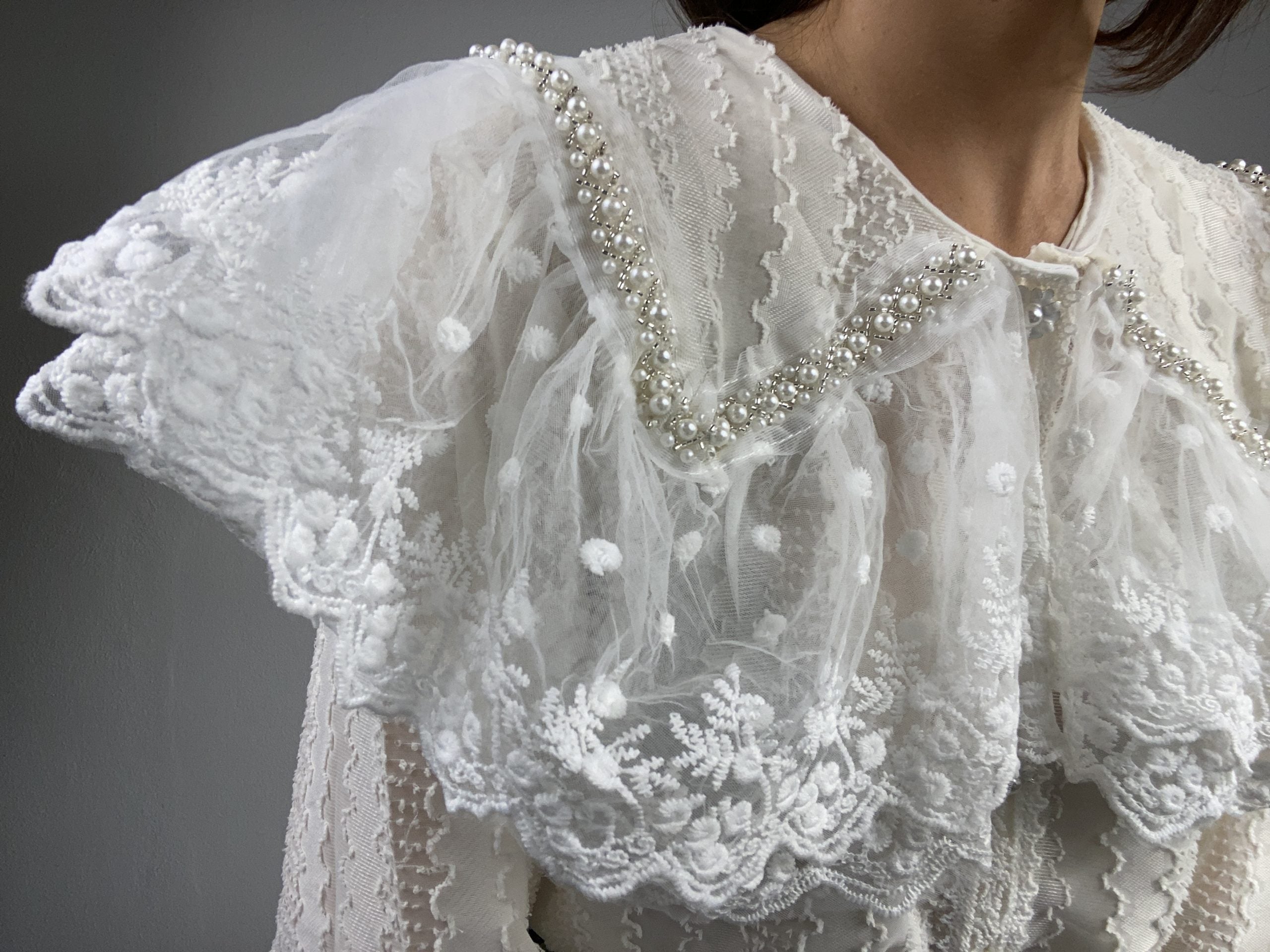 Camicia Vittoriana Maxi Colletto Bottoni Gioiello - Bianco / Panna