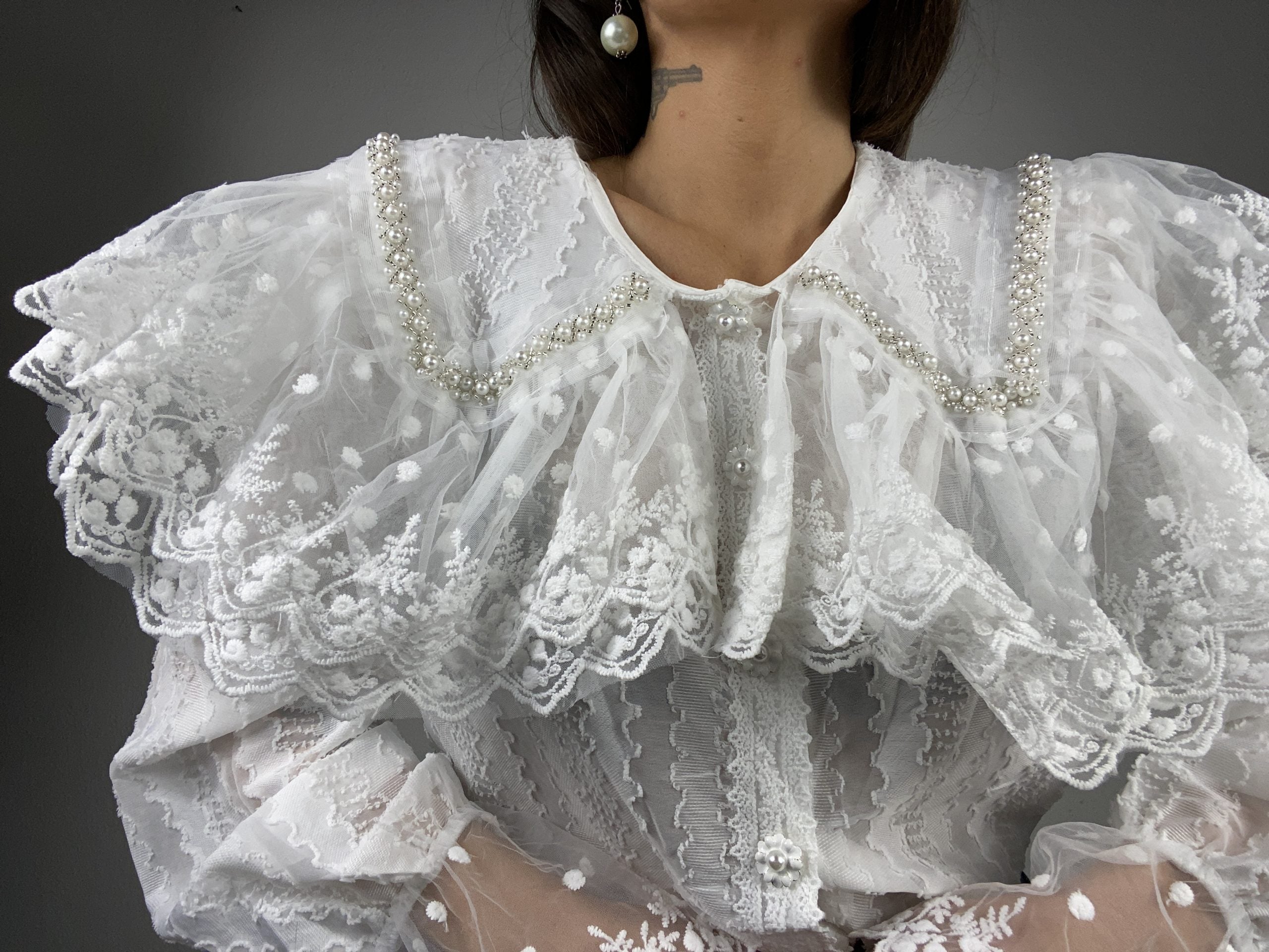 Camicia Vittoriana Maxi Colletto Bottoni Gioiello - Bianco / Panna