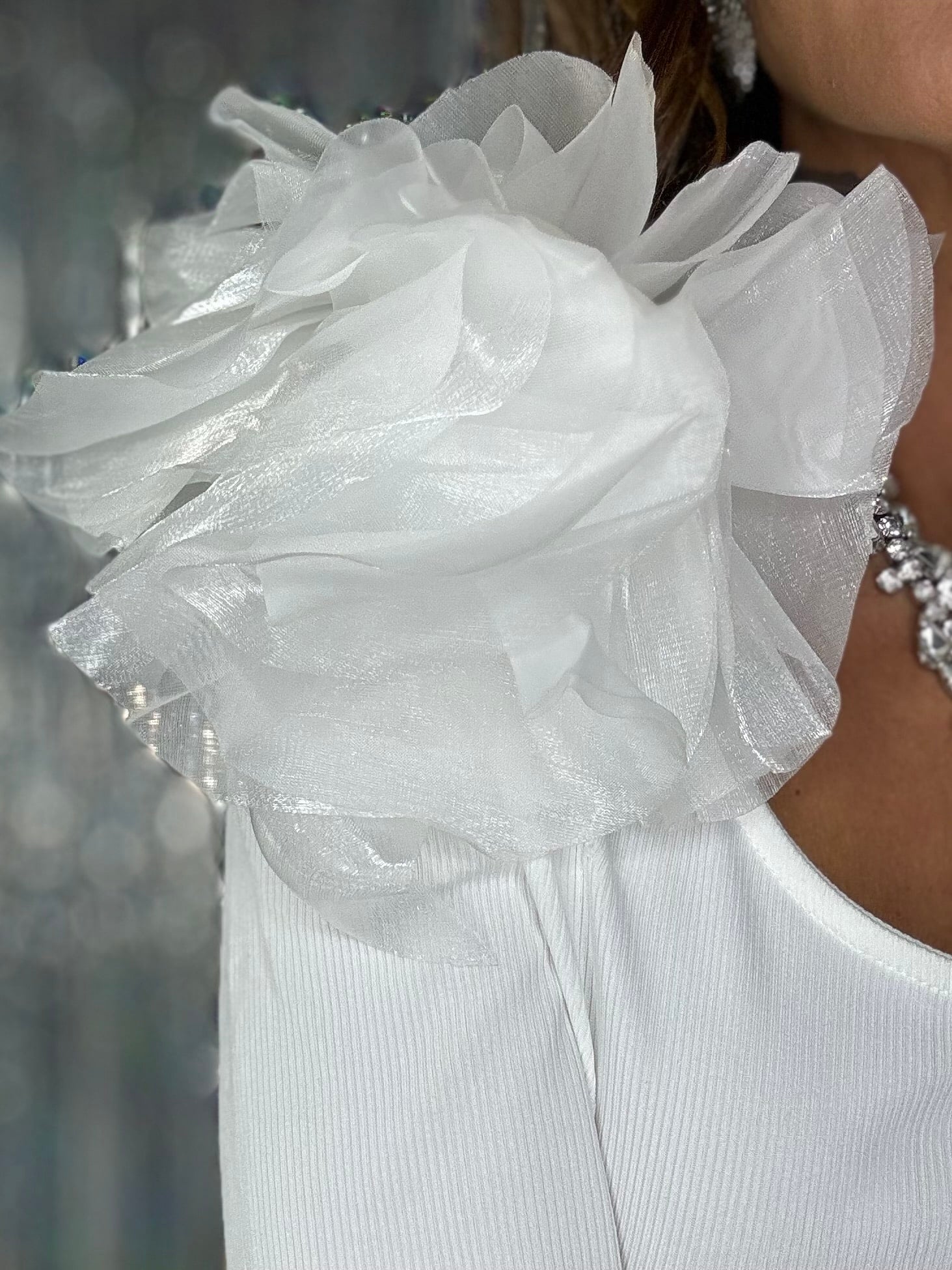 Crop Top con Fiori sulle Spalle - Bianco.