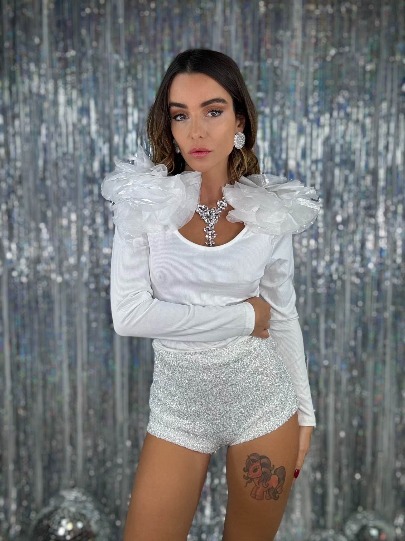 Crop Top con Fiori sulle Spalle - Bianco.