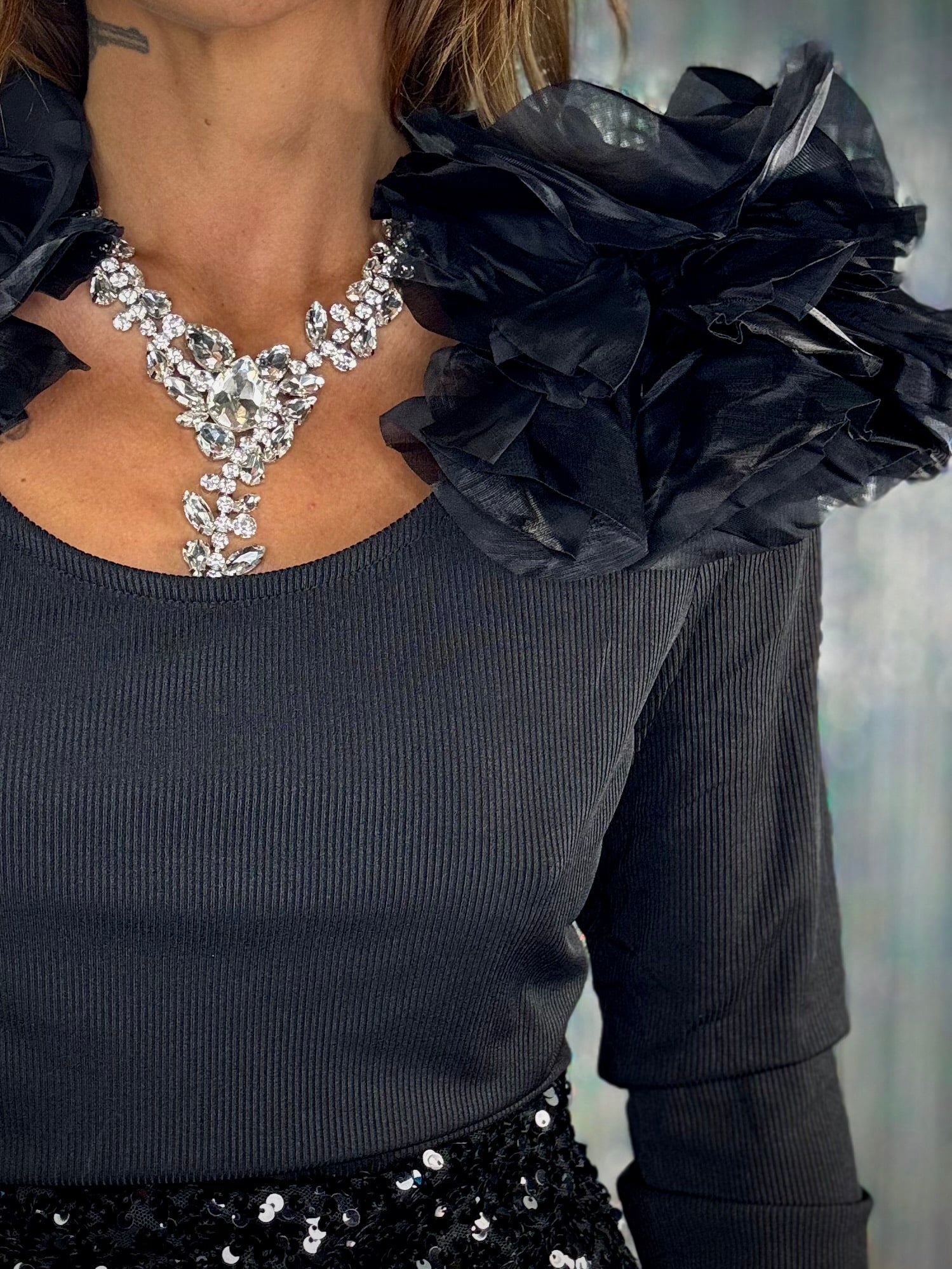 Crop Top con Fiori sulle Spalle - Nero.