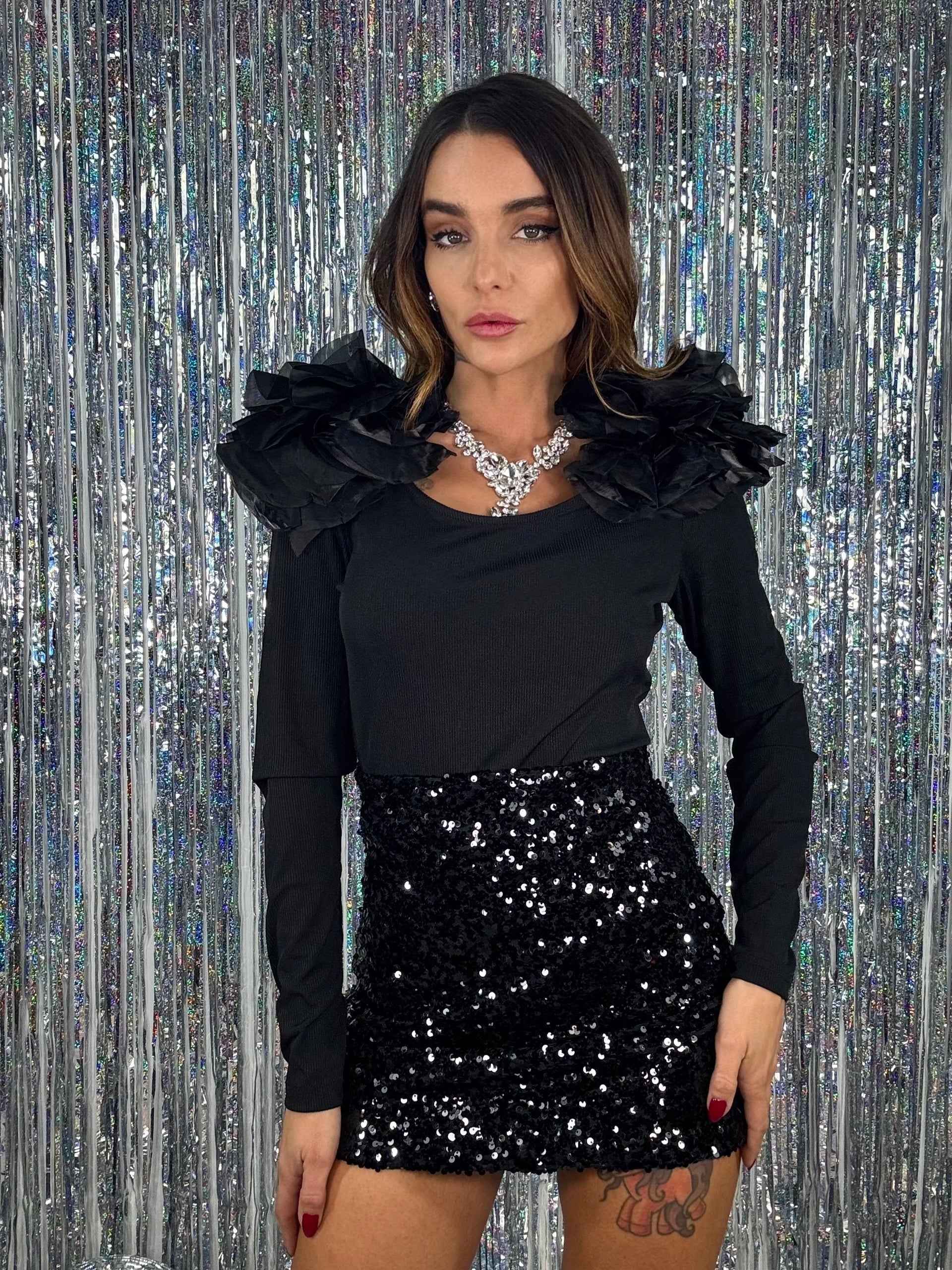 Crop Top con Fiori sulle Spalle - Nero.