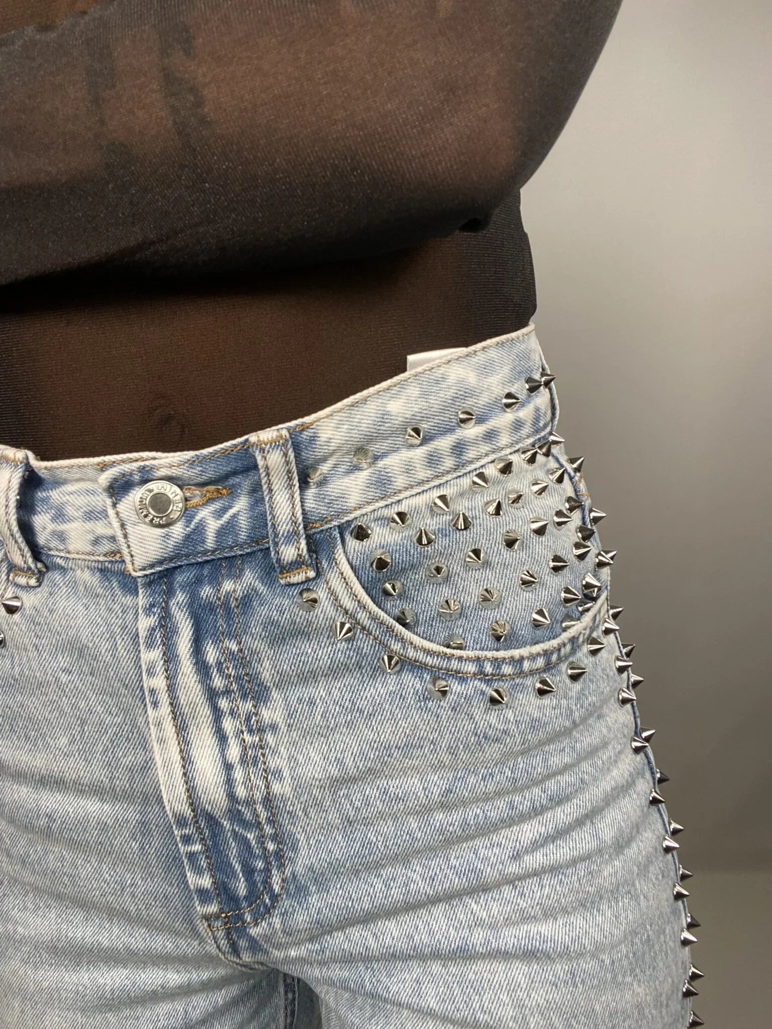 Jeans Straight con Borchie e Strappi  - Jeans Chiaro