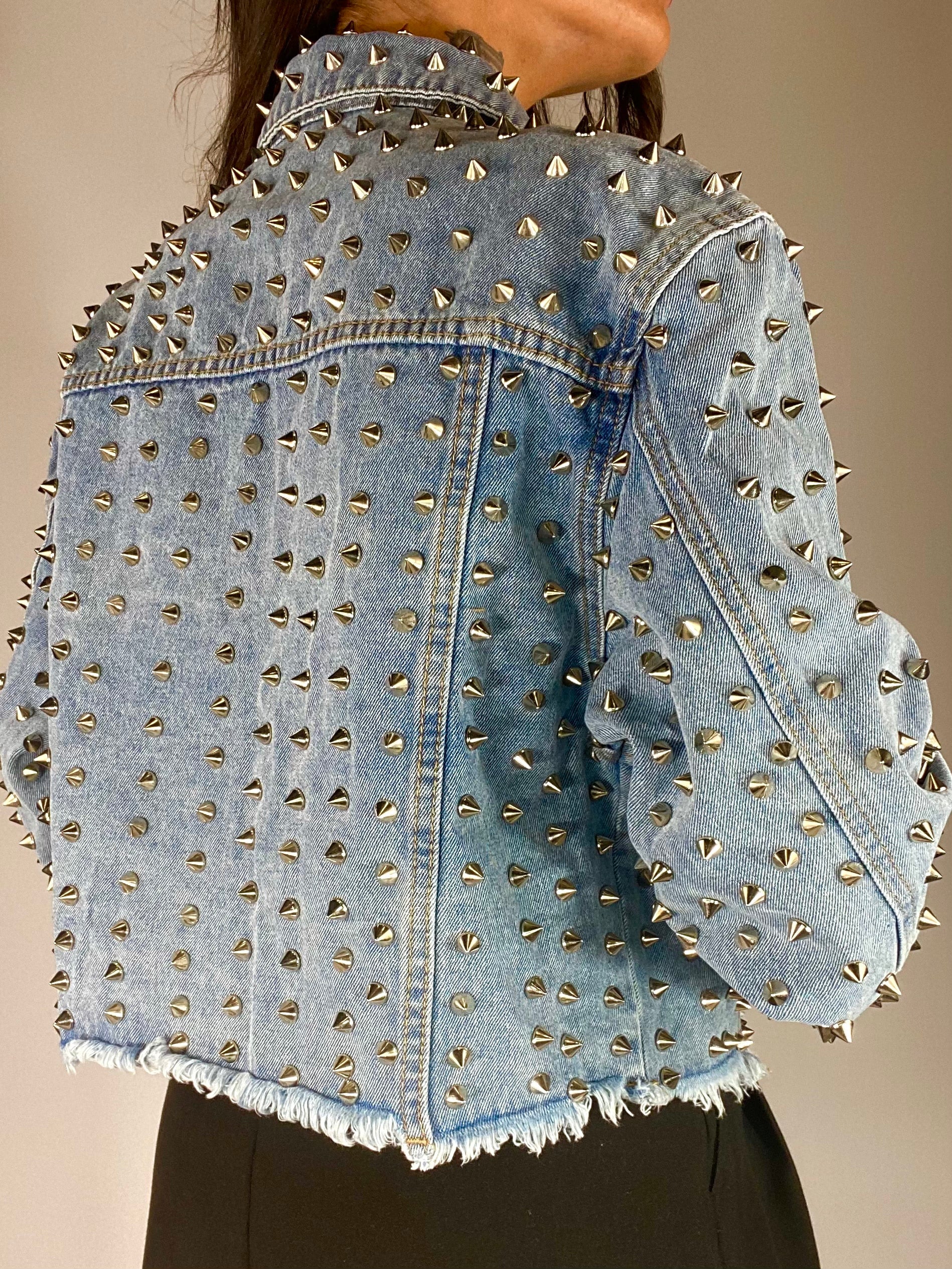 Giacca Jeans Cropped con Borchie - Denim Chiaro.