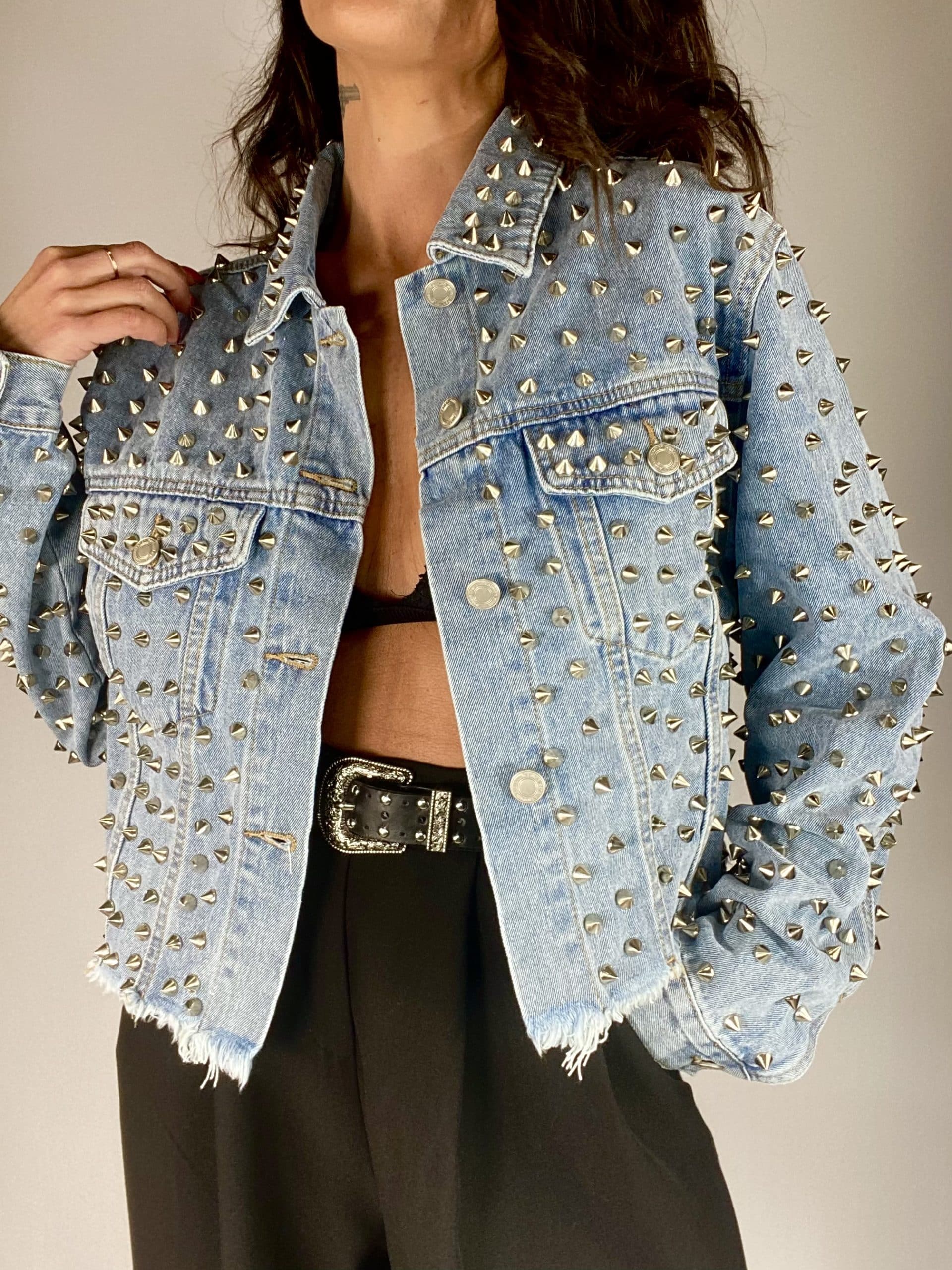 Giacca Jeans Cropped con Borchie - Denim Chiaro.